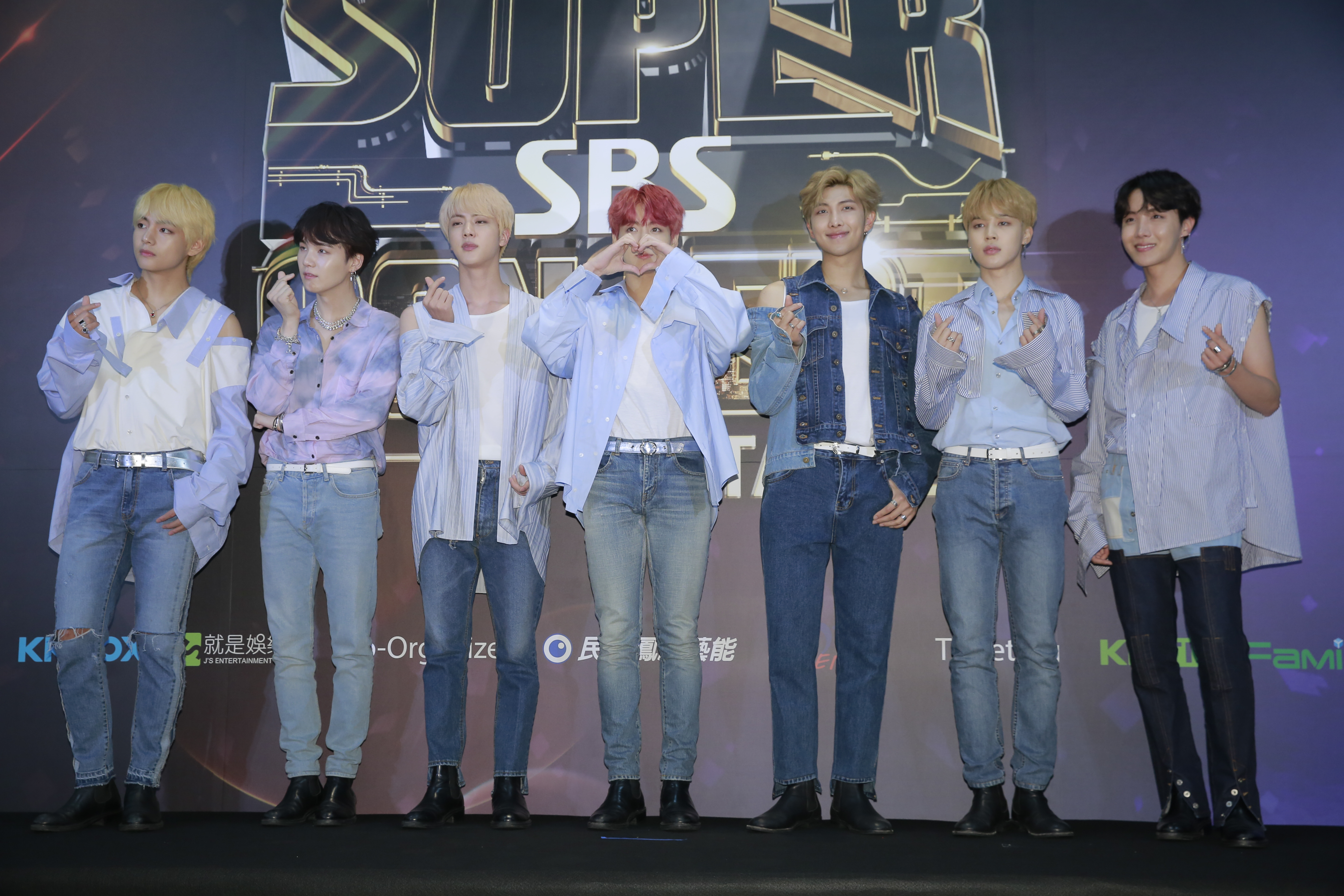 BTS防彈少年團出席SBS SUPER CONCERT，接受媒體拍照。成員左起：V、SUGA、JIN、Jung Kook、RM、Jimin與JHOPE。