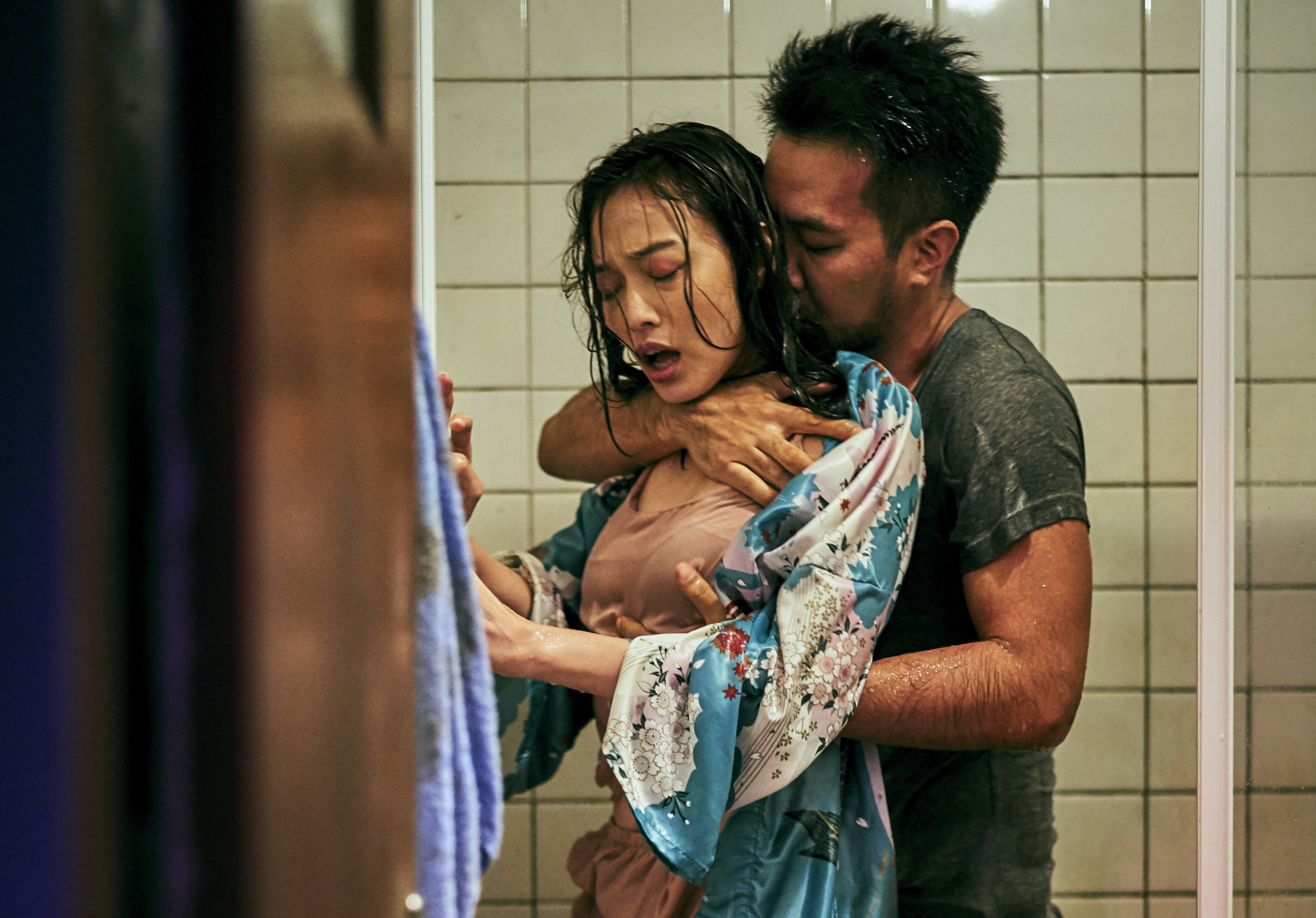 片中黃健瑋要藉姚以緹洩慾，卻被對方反受為攻，有激烈的肢體演出。（客家電視台提供）