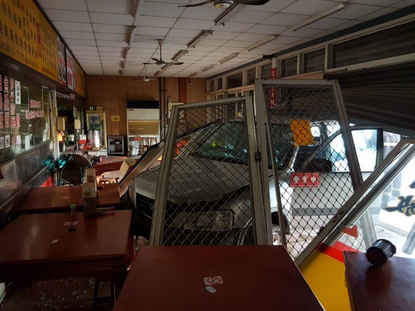林男駕駛的休旅車衝進小吃店,幸當時店內沒有人。(消防局提供)