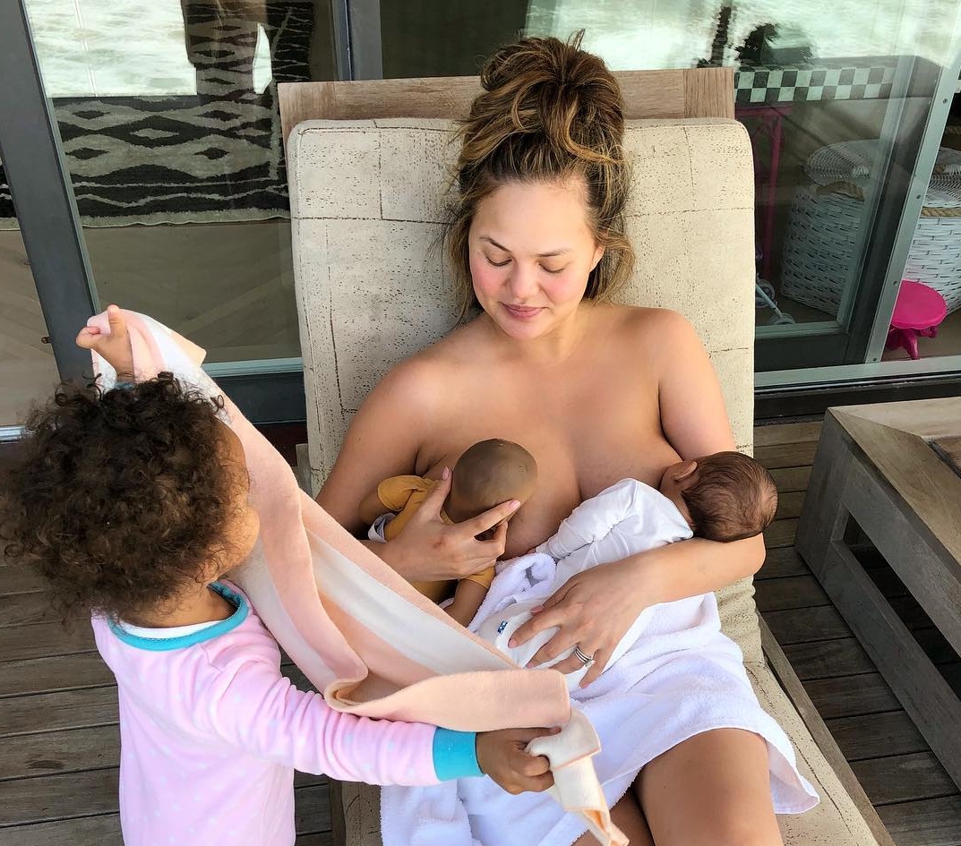 約翰傳奇的辣模老婆克莉西在IG po出親餵兒子邁爾斯時，女兒露娜要求也要為她的嬰兒公仔哺乳的可愛照片。（翻攝自克莉西IG）