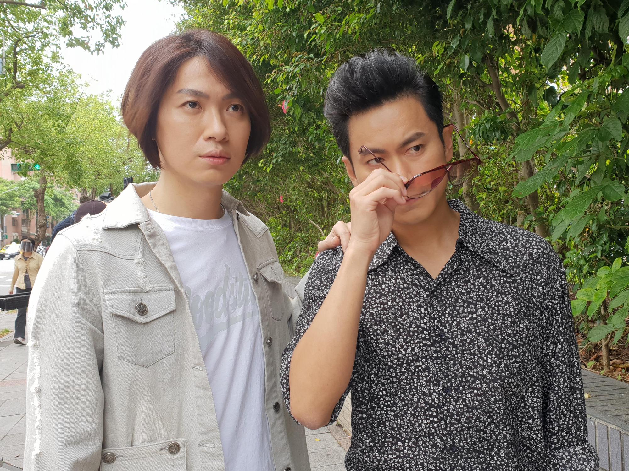 強辯樂團主唱黃少谷首度演出民視八點檔《大時代》，擔任五月天吉他手的表哥怪獸也為他打氣。（民視提供）