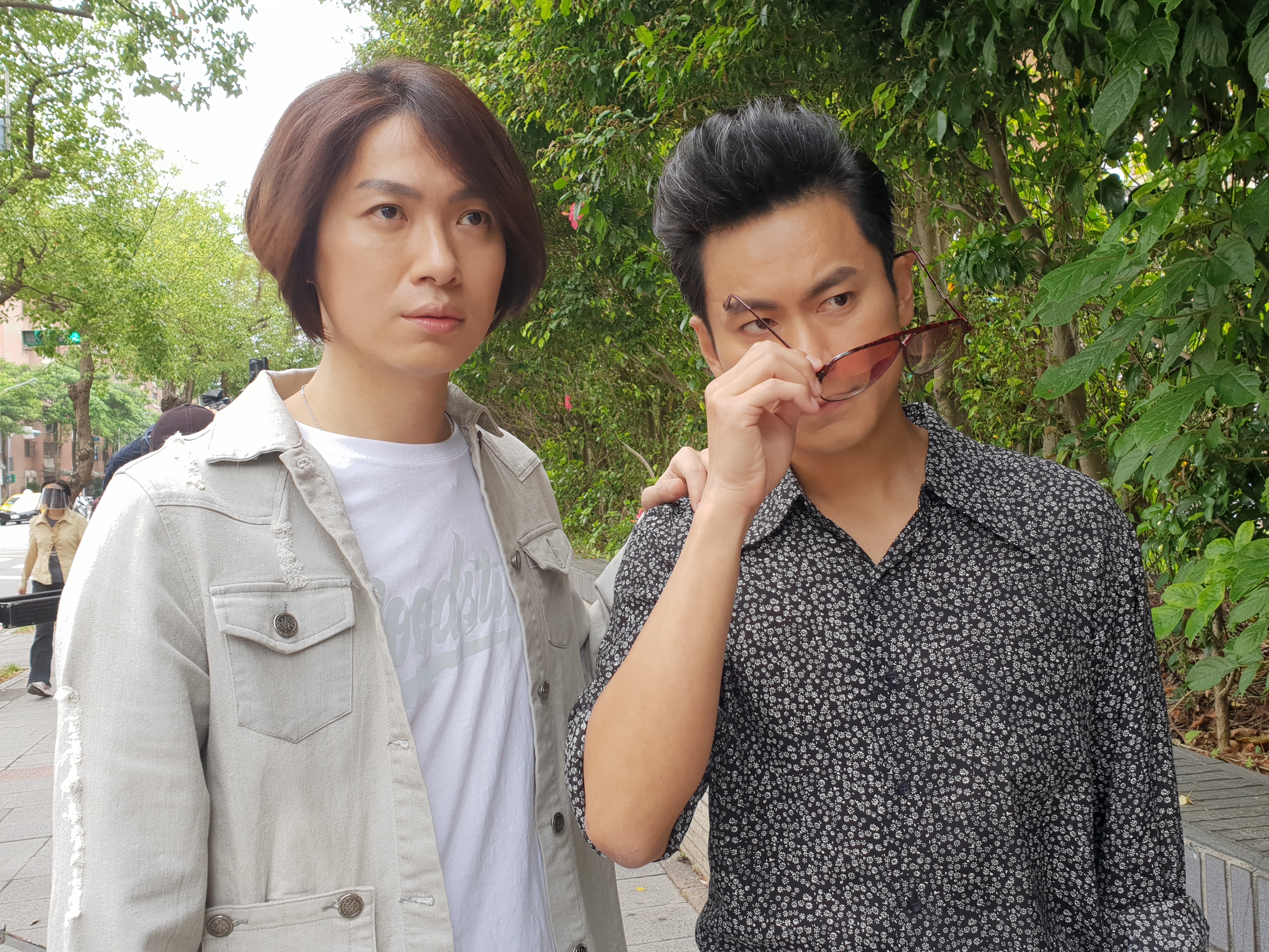  強辯樂團主唱黃少谷首度演出民視八點檔《大時代》，擔任五月天吉他手的表哥怪獸也為他打氣。（民視提供）