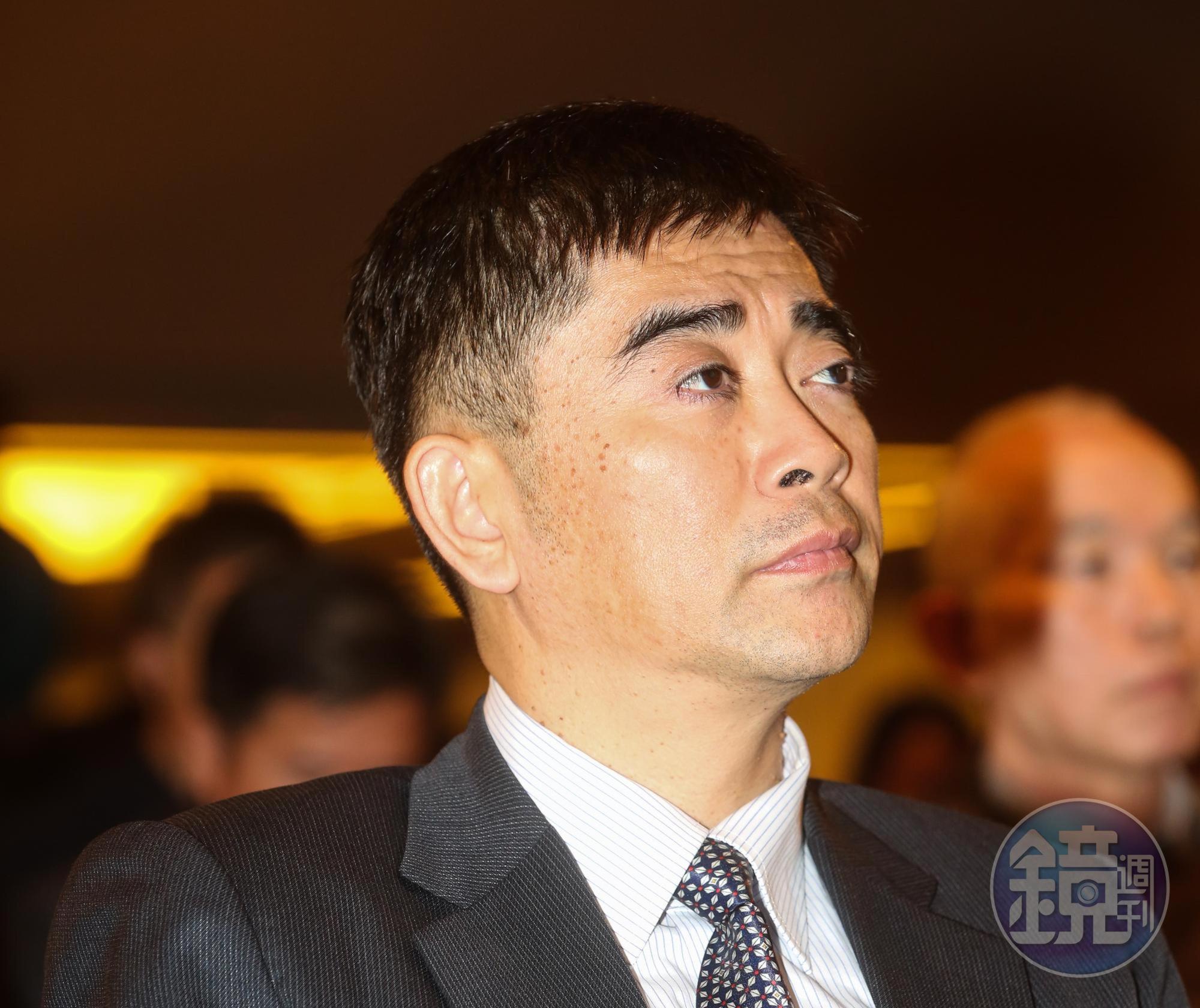 國發會副主委邱俊榮在捷運站偷拍被逮，今晚向主委陳美伶請辭獲准。