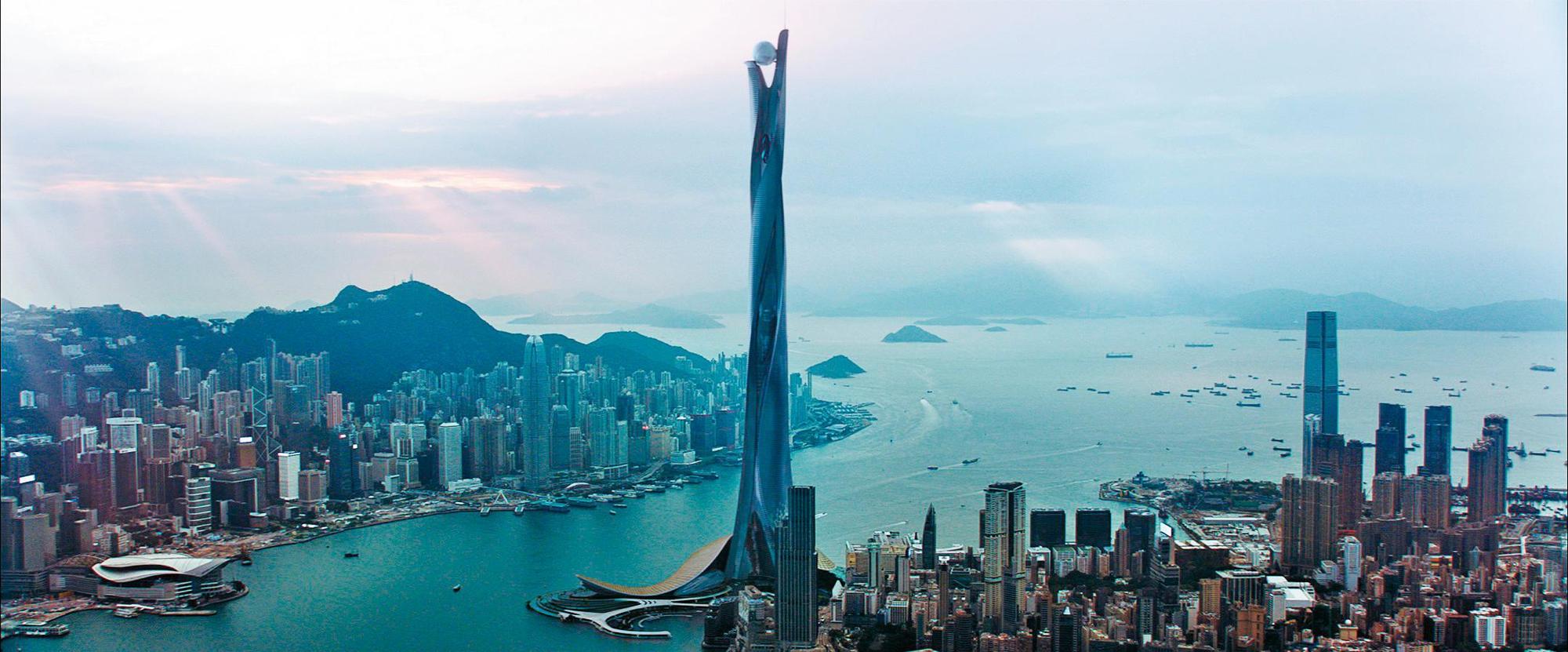 電影虛擬打造出樓高240層,座落香港的世界第一高樓明珠塔,成為劇中大規模動作場面的舞台。(UIP提供)