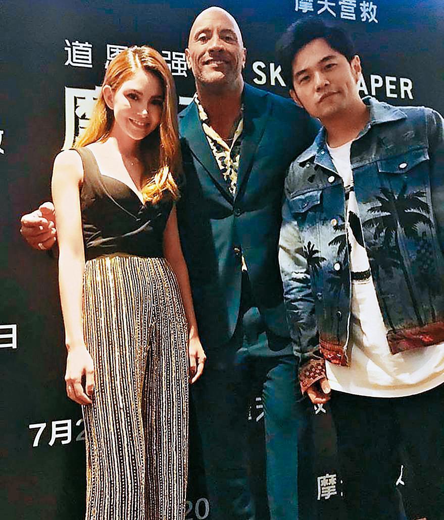 無孔不入的周杰倫(右)在老婆昆凌的IG上處處可見,兩夫妻當然也一定要跟巨石強森(中)合影留念才行。(翻攝自昆凌IG)