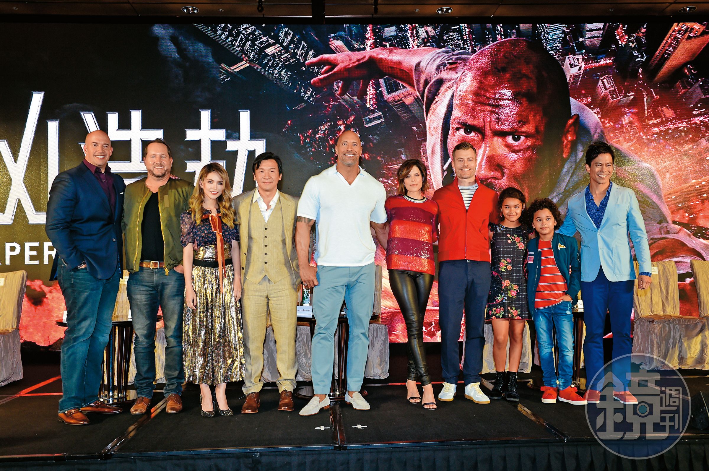 昆凌（左3起）、華裔演員黃經漢、巨石強森、妮芙坎貝爾、導演勞森托波、童星麥坎娜和諾亞一起出席香港記者會。