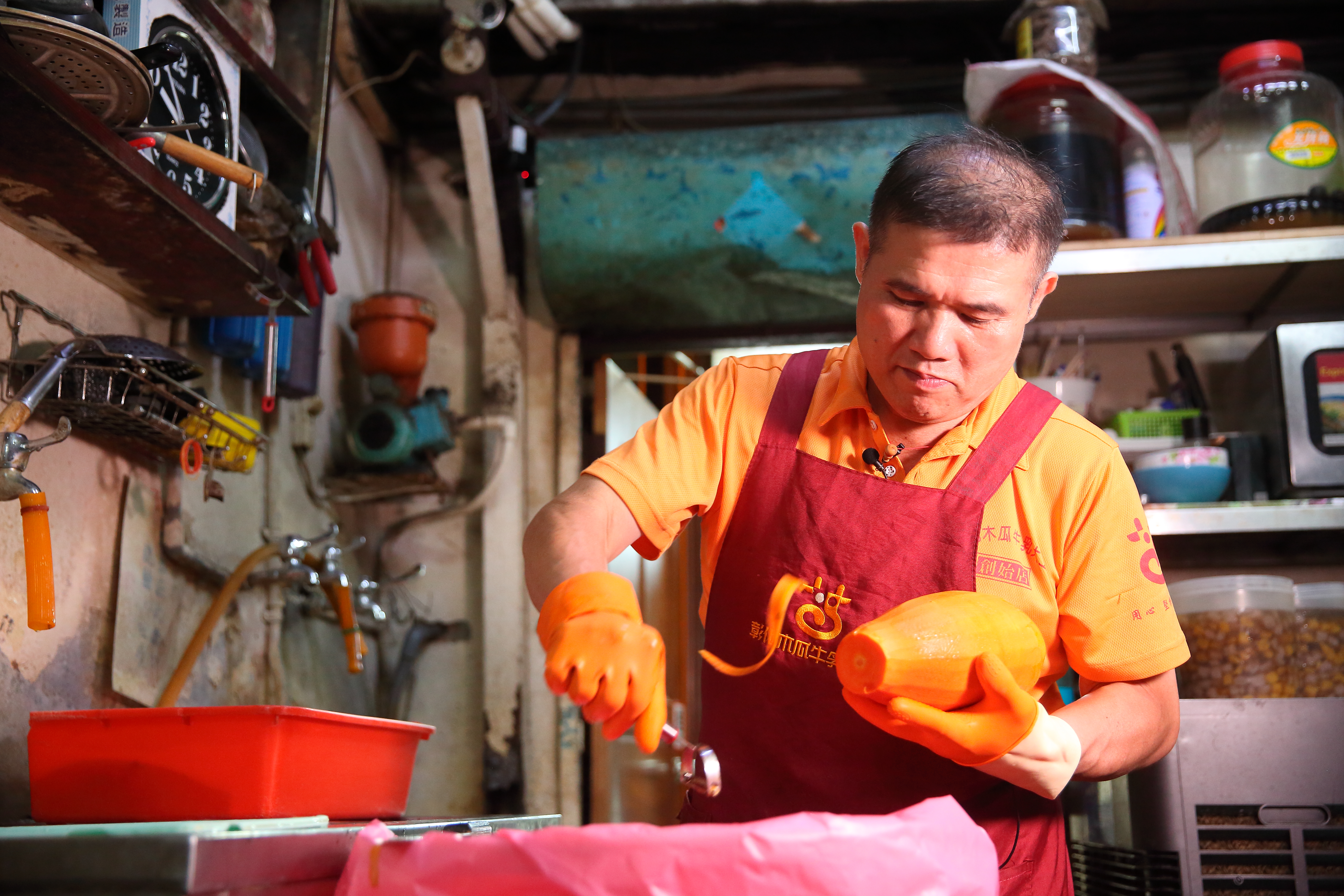 每天早上8點，盧信彰就進店內削切櫥窗水果、備料，11點準時開門營業。