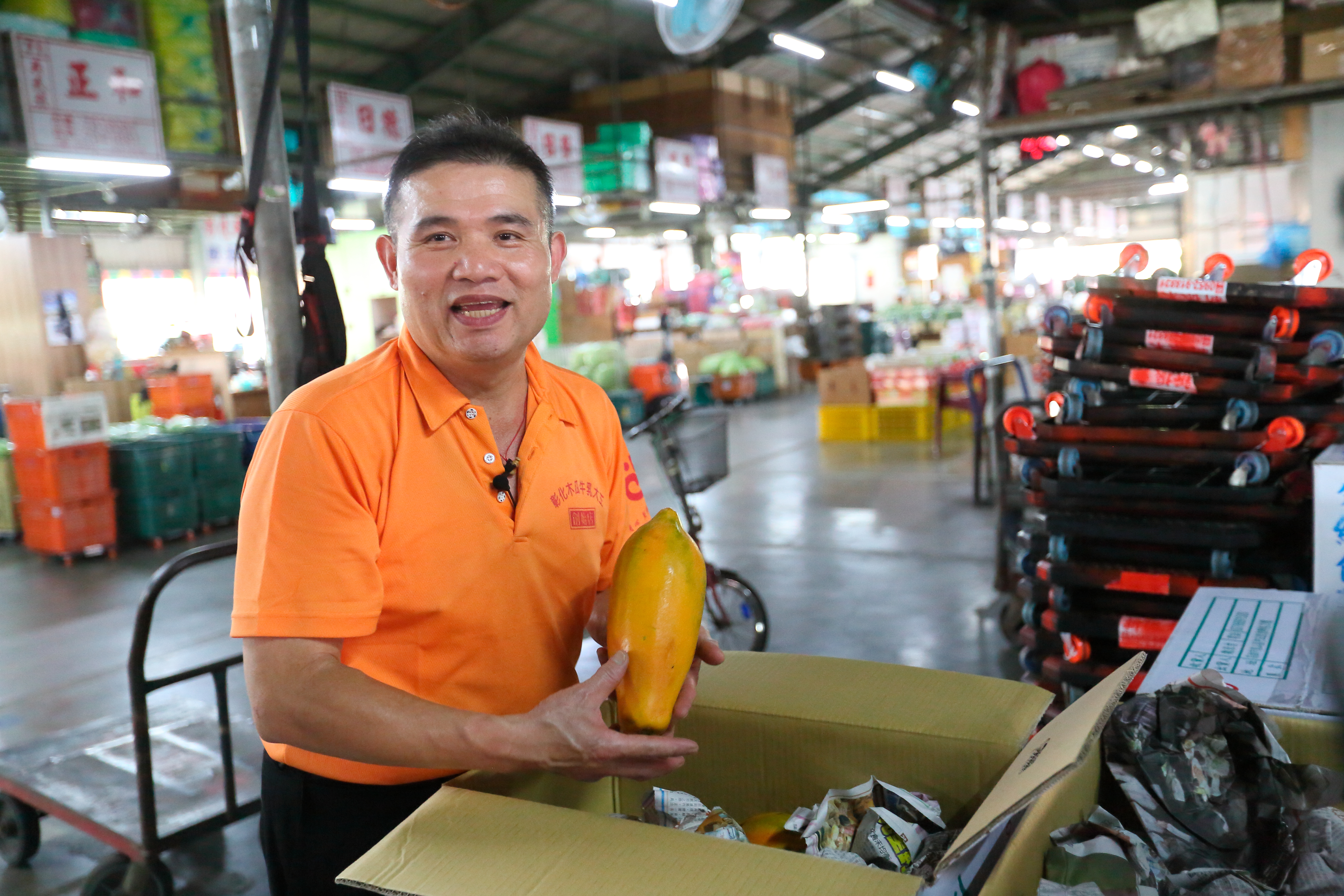 彰化果菜市場的批發商都熟識「木瓜老大」盧信彰。