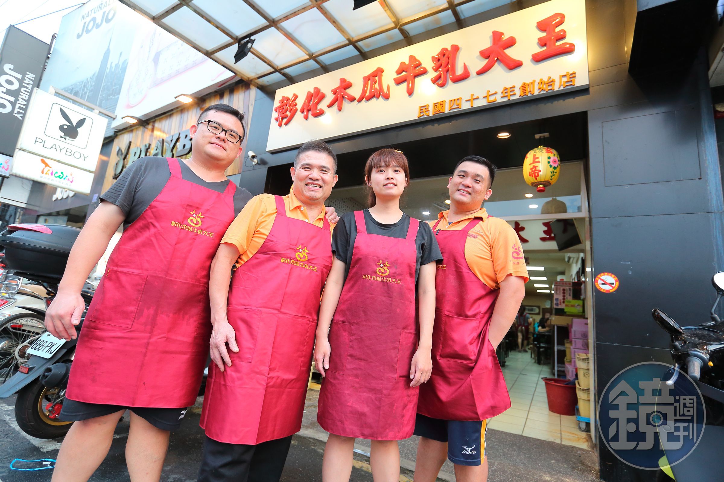 盧信彰（左二）的長子盧宏達（右一）、次子盧宏富（左一）、長女盧育詩（右二），都在店內工作。
