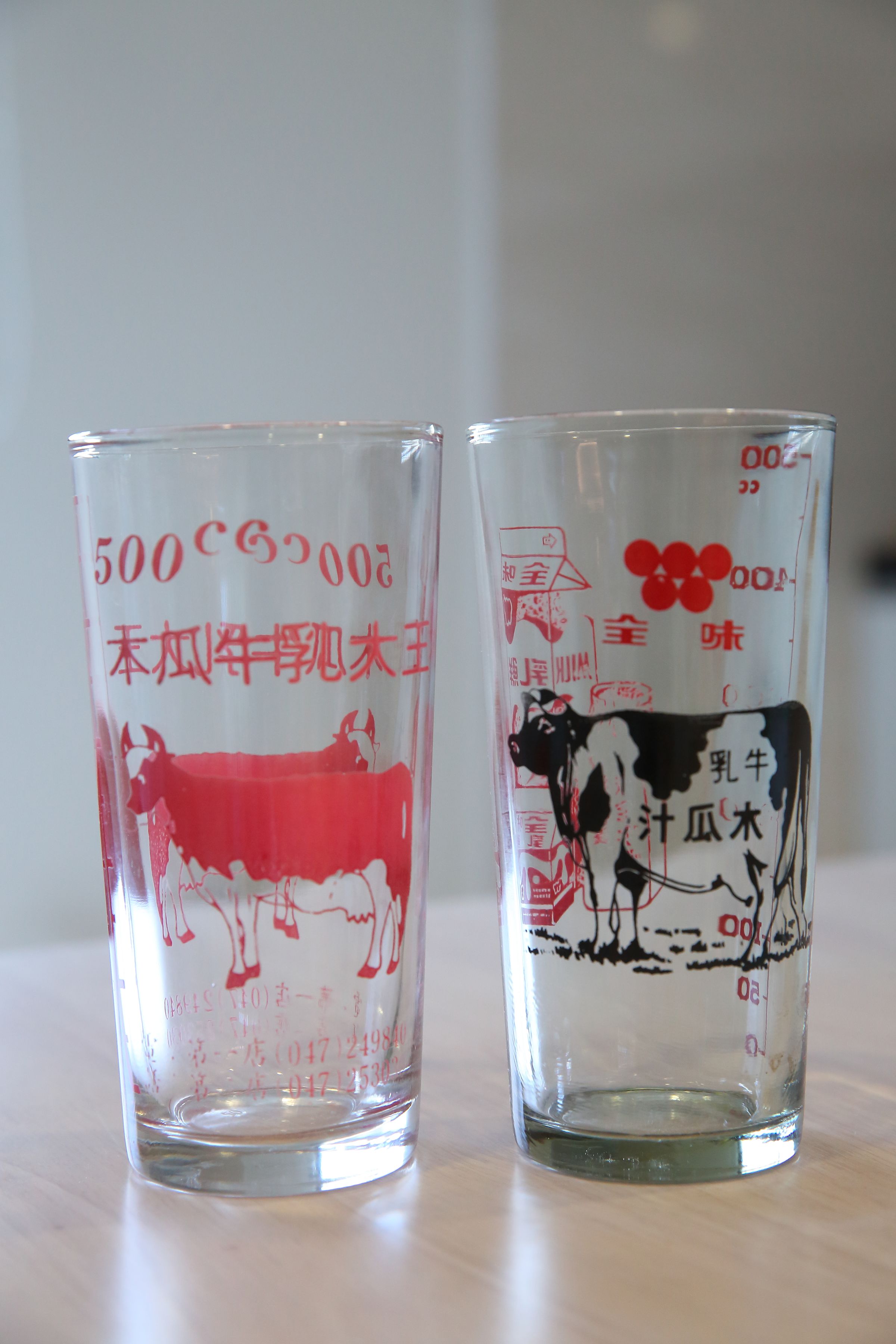 以前老店內用客人喝的是味全供應的玻璃杯，如今已改為塑膠杯。