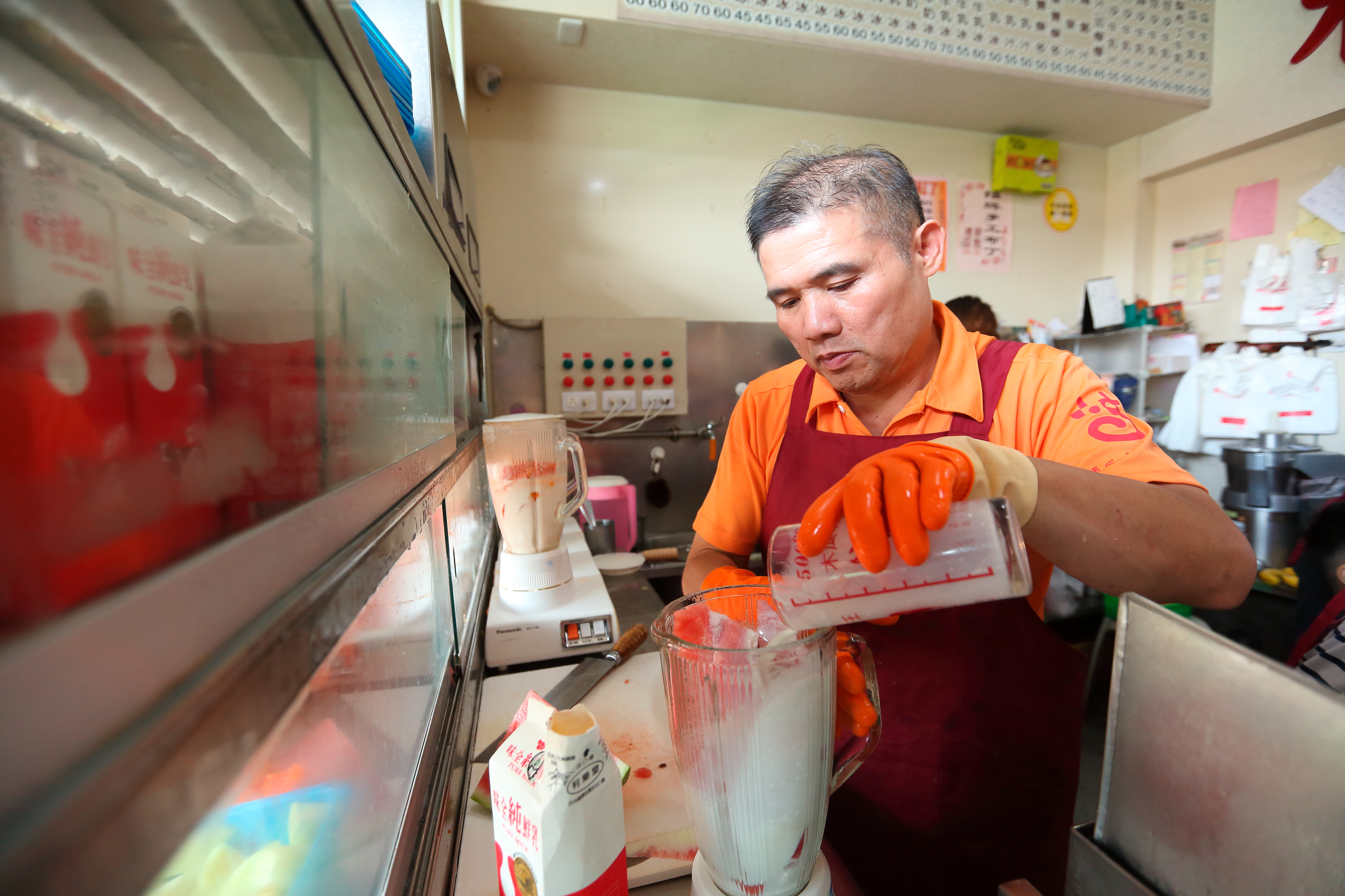 為數不多的味全復古玻璃杯，盧信彰用來當量杯。