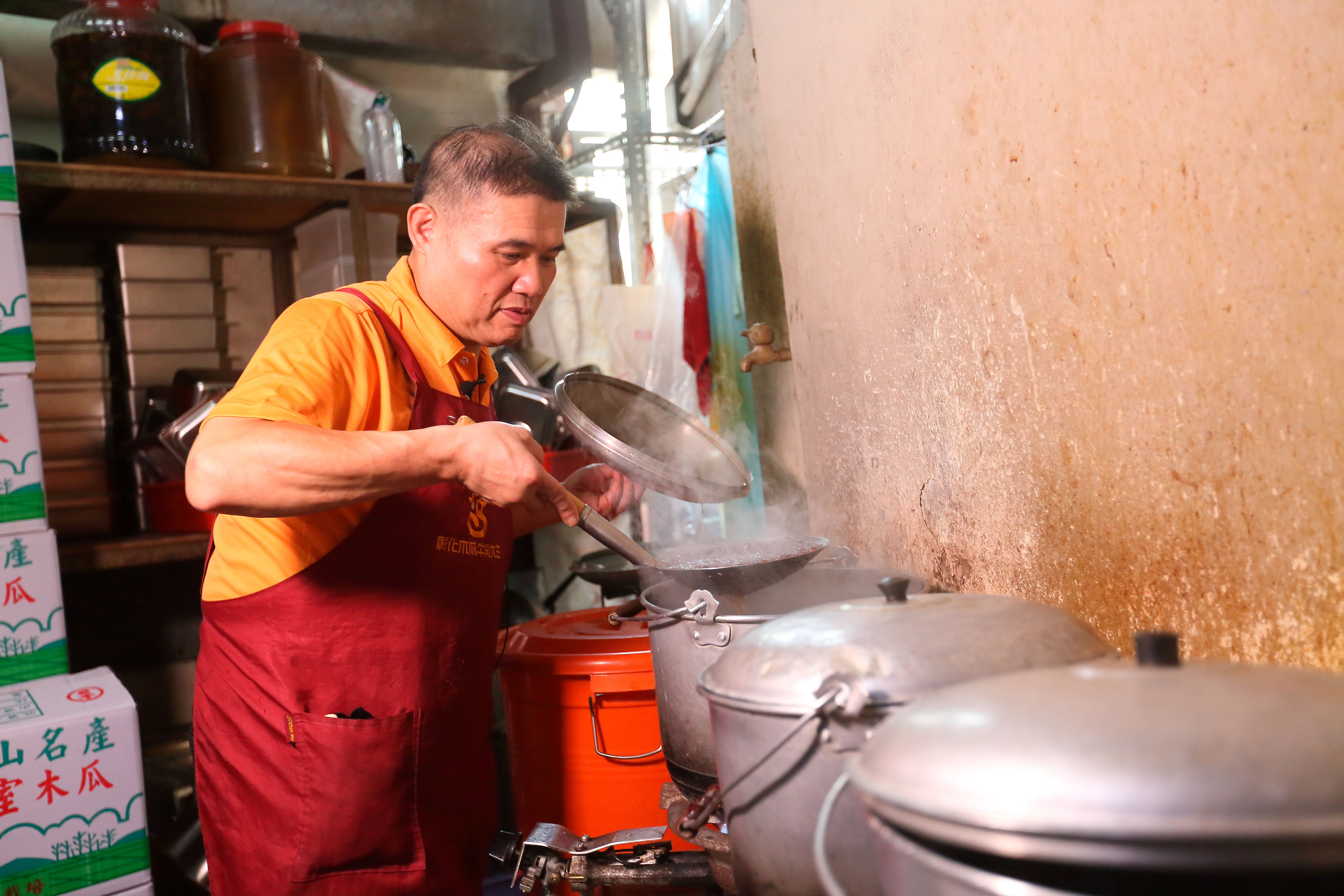 每天早上8點，盧信彰進店內備料，煮珍珠、芋圓等。