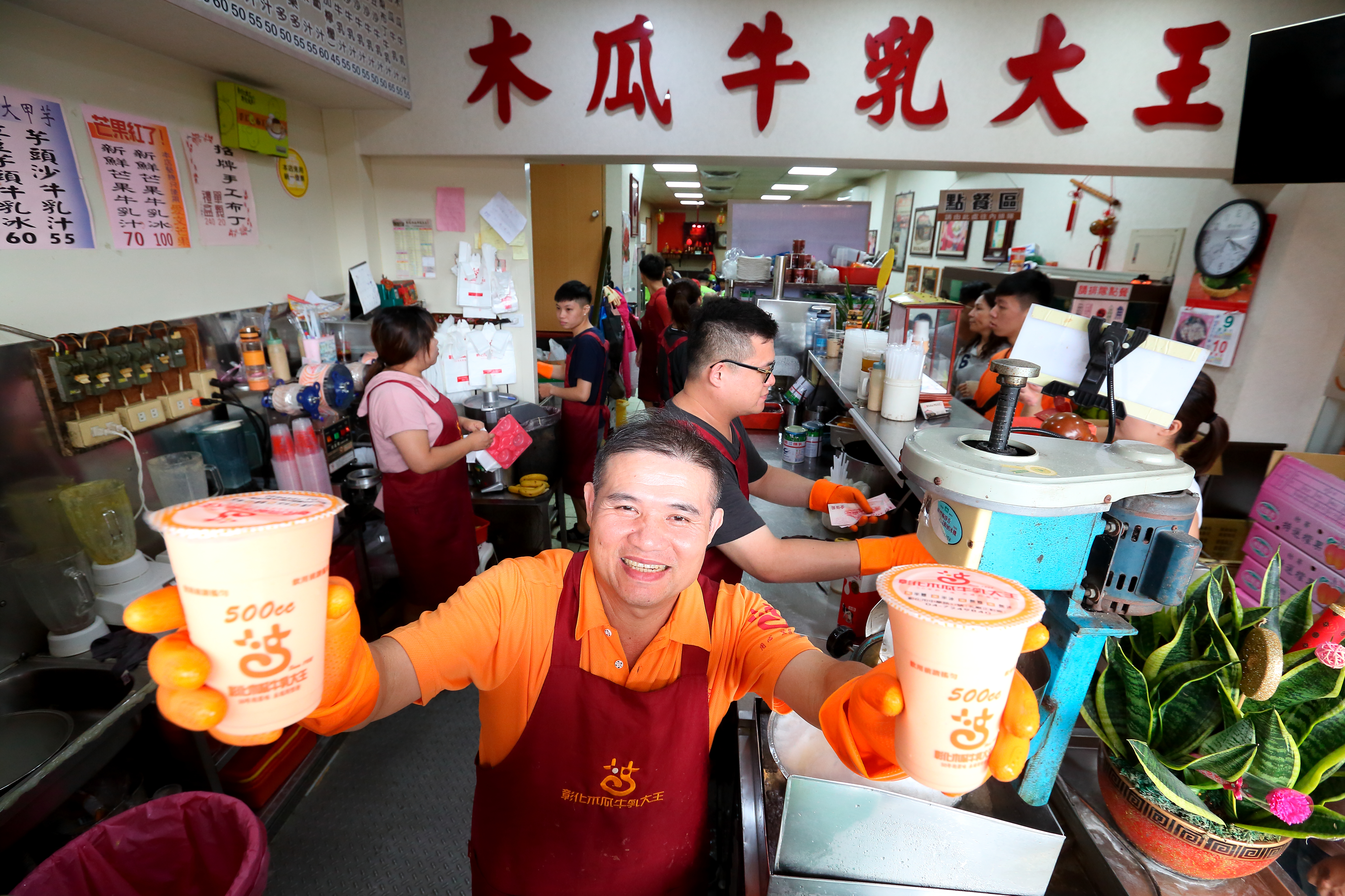 彰化木瓜牛乳大王的木瓜牛乳，是店內指名度最高的飲品。