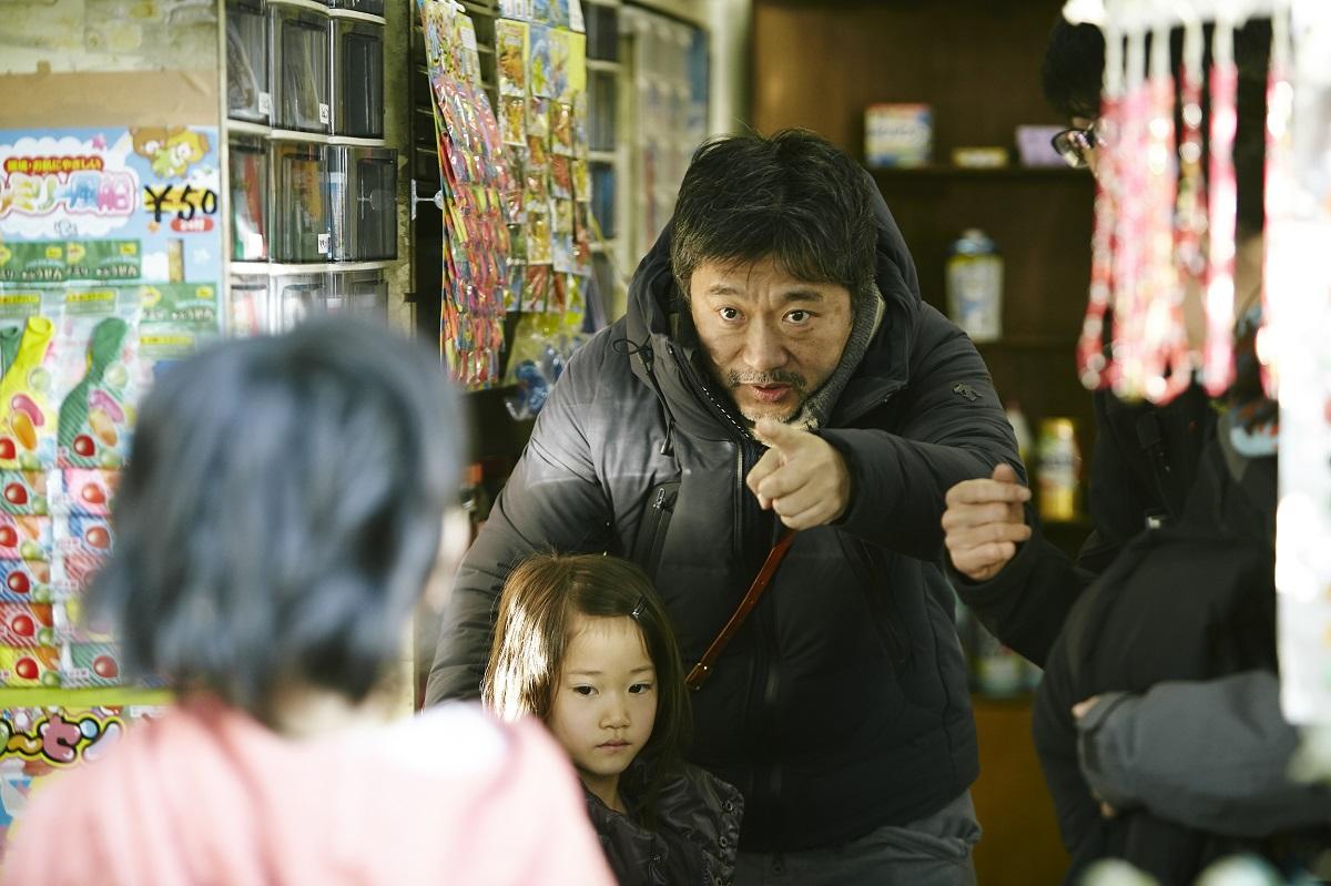 是枝裕和（右）執導的《小偷家族》，再下一城拿下德國慕尼黑影展最大獎「阿萊歐司朗獎」。（采昌國際多媒體提供）