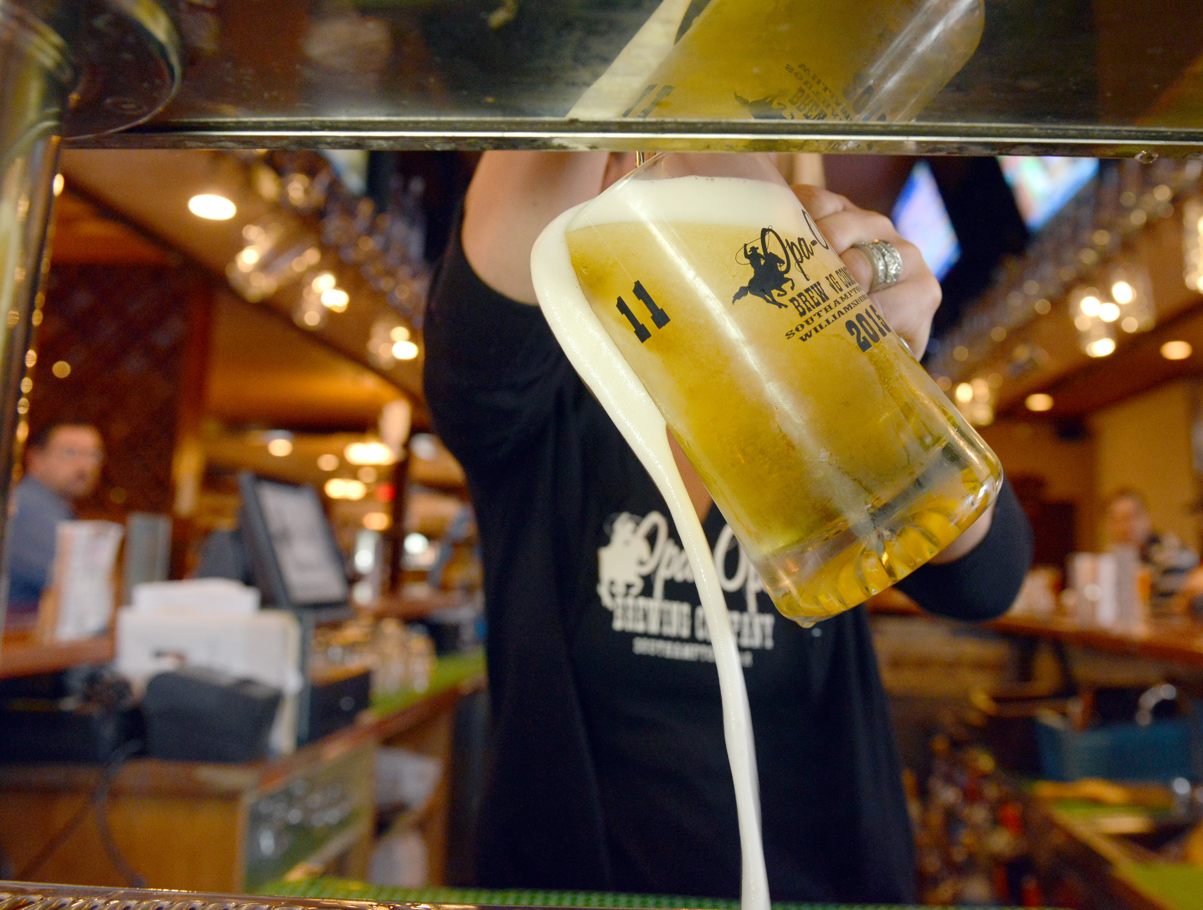 世足賽期間，歐洲一度爆發啤酒「缺碳」危機。（東方IC）