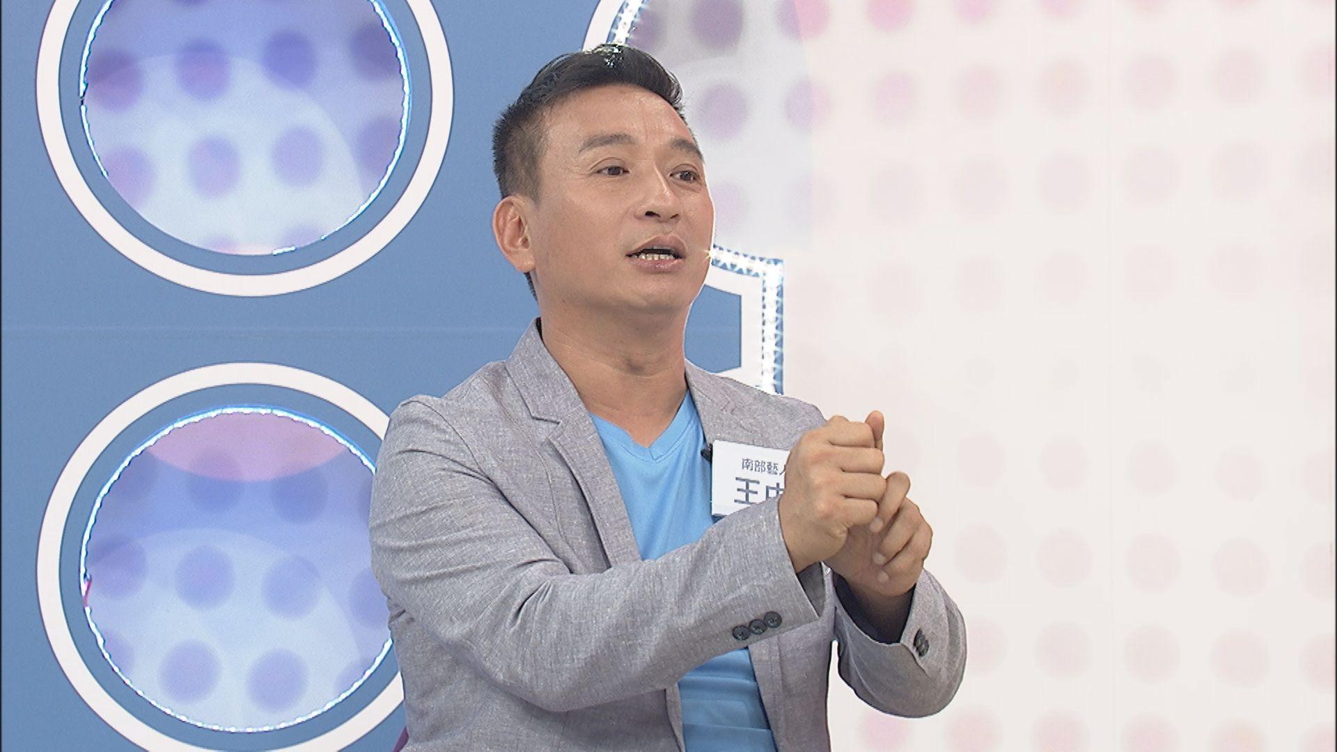 王中平說起自己沒麻醉就被醫師動刀的往事還記憶猶新。(中天提供)
