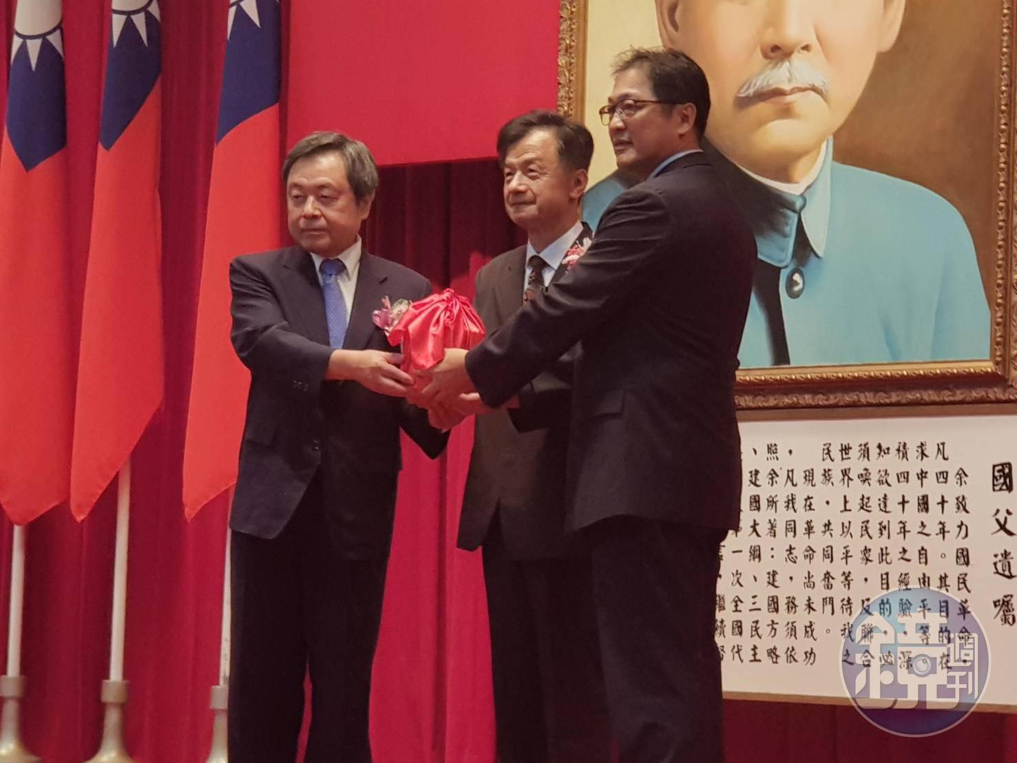 張文政(左)在邱太三(中)監交下,將印信交給新任台南地檢檢察長鄭銘謙(左)。