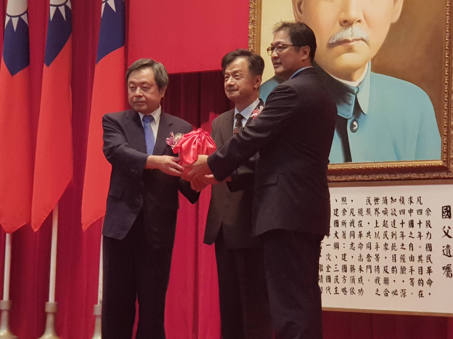 張文政(左)在邱太三(中)監交下,將印信交給新任台南地檢檢察長鄭銘謙(左)。