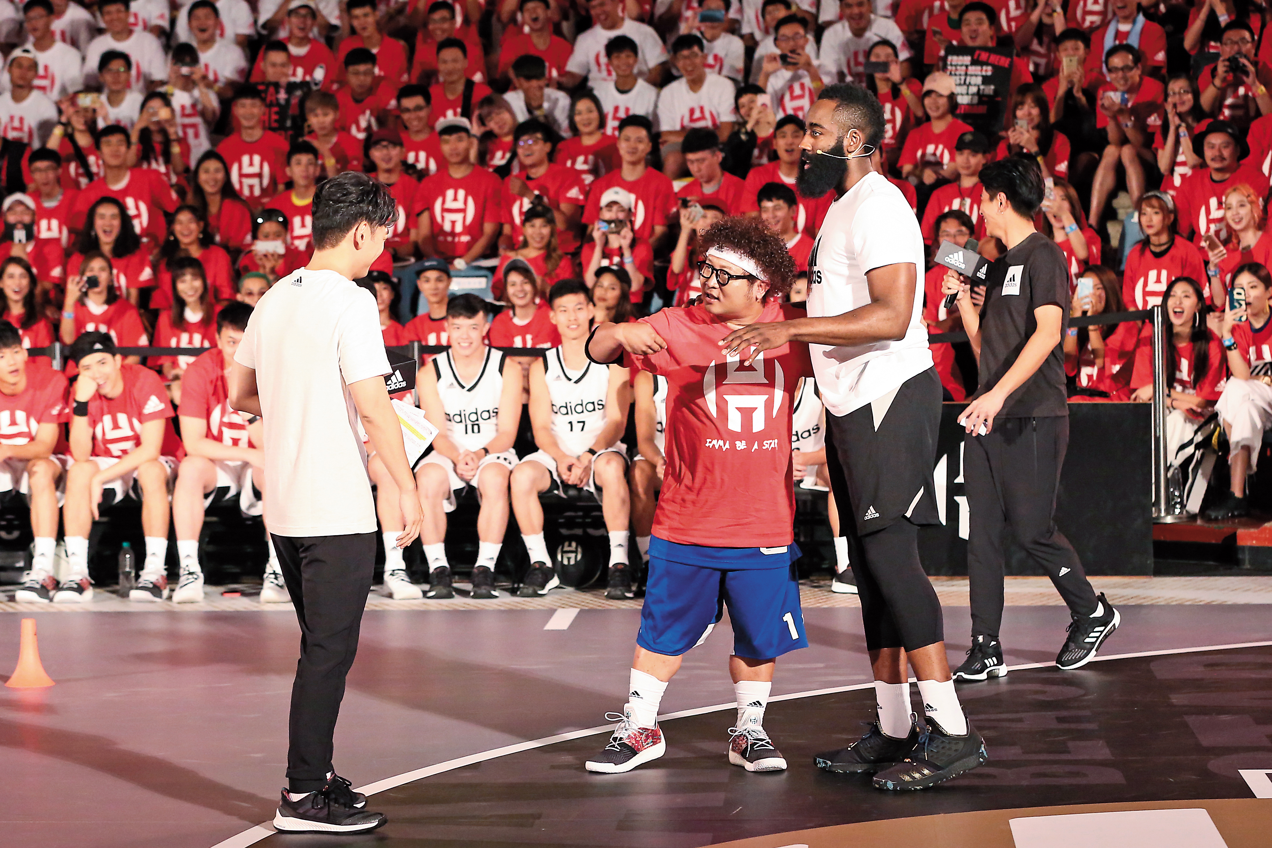 納豆跟哈登對比已不是最萌身高差，而是到了有一點點殘忍的地步。