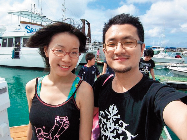 背叛小內（左）娶了「小三」周亭羽的九把刀（右），因此揹上負心漢罵名。