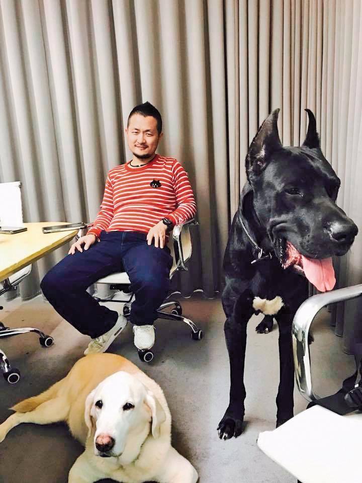 九把刀跟愛狗阿魯(左下),還有柯震東愛狗;目前九把刀還沒當爸爸,跟周亭羽及愛犬過著一家3口的生活。(翻攝自九把刀臉書)