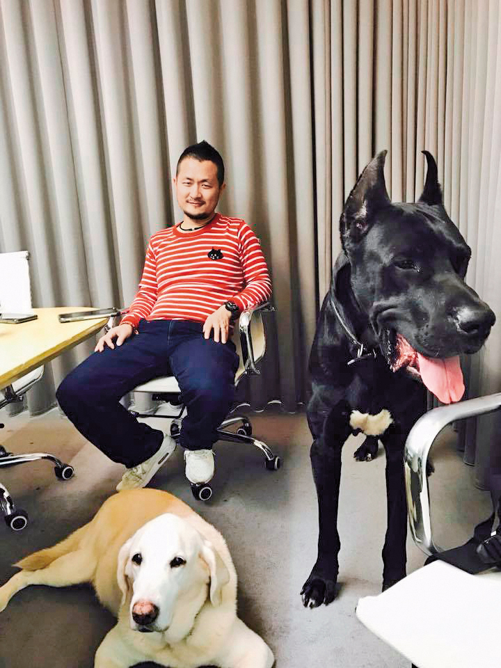 九把刀跟愛狗阿魯（左下），還有柯震東愛狗；目前九把刀還沒當爸爸，跟周亭羽及愛犬過著一家3口的生活。（翻攝自九把刀臉書）