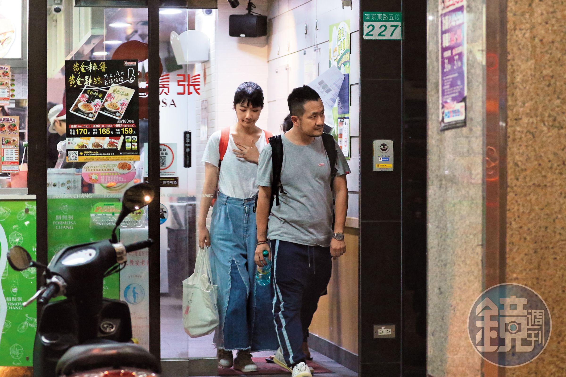 九把刀跟周亭羽步出餐廳，從九把刀的胸膛看來，似乎有些外擴。