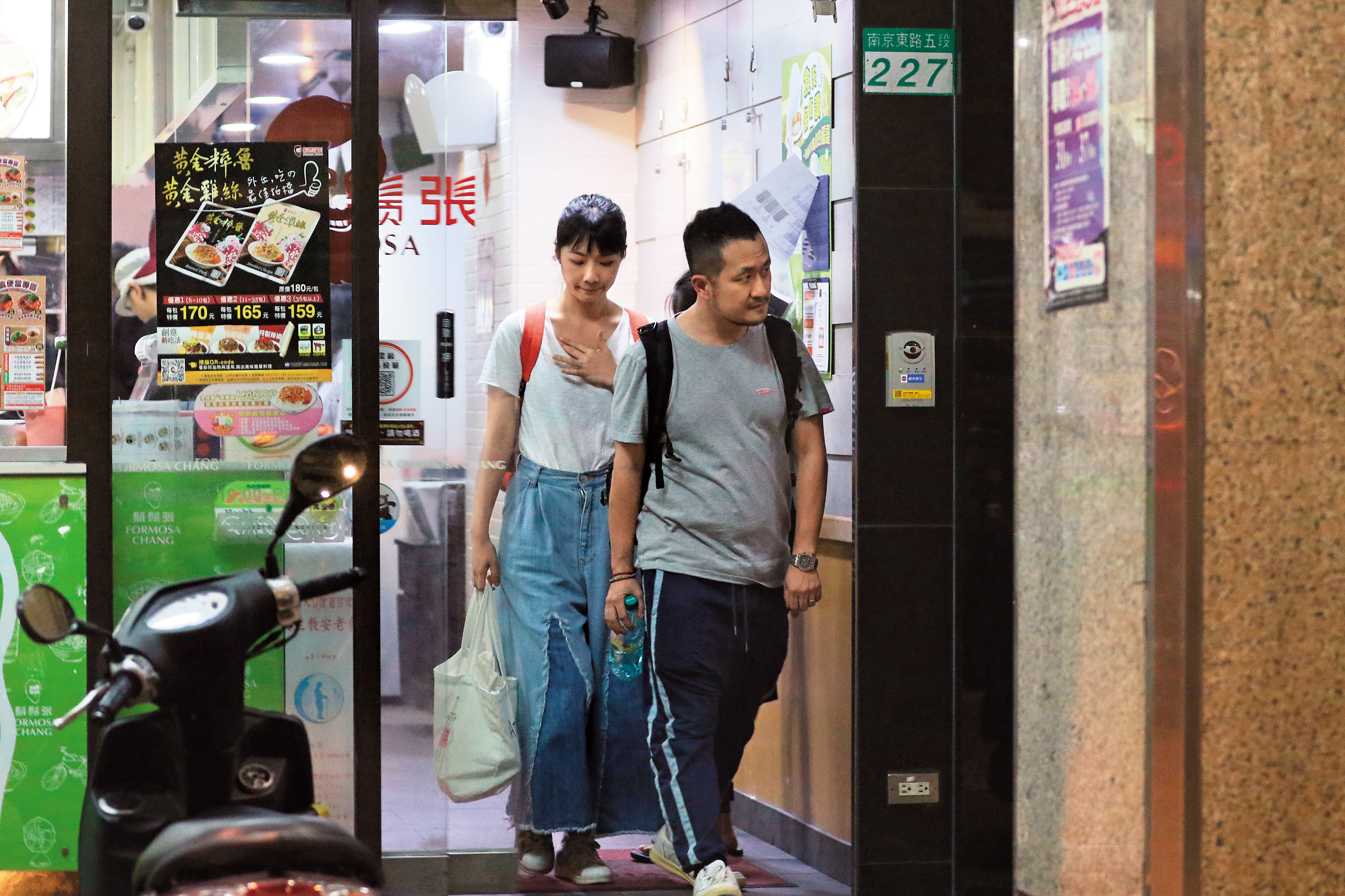 九把刀跟周亭羽步出餐廳，從九把刀的胸膛看來，似乎有些外擴。