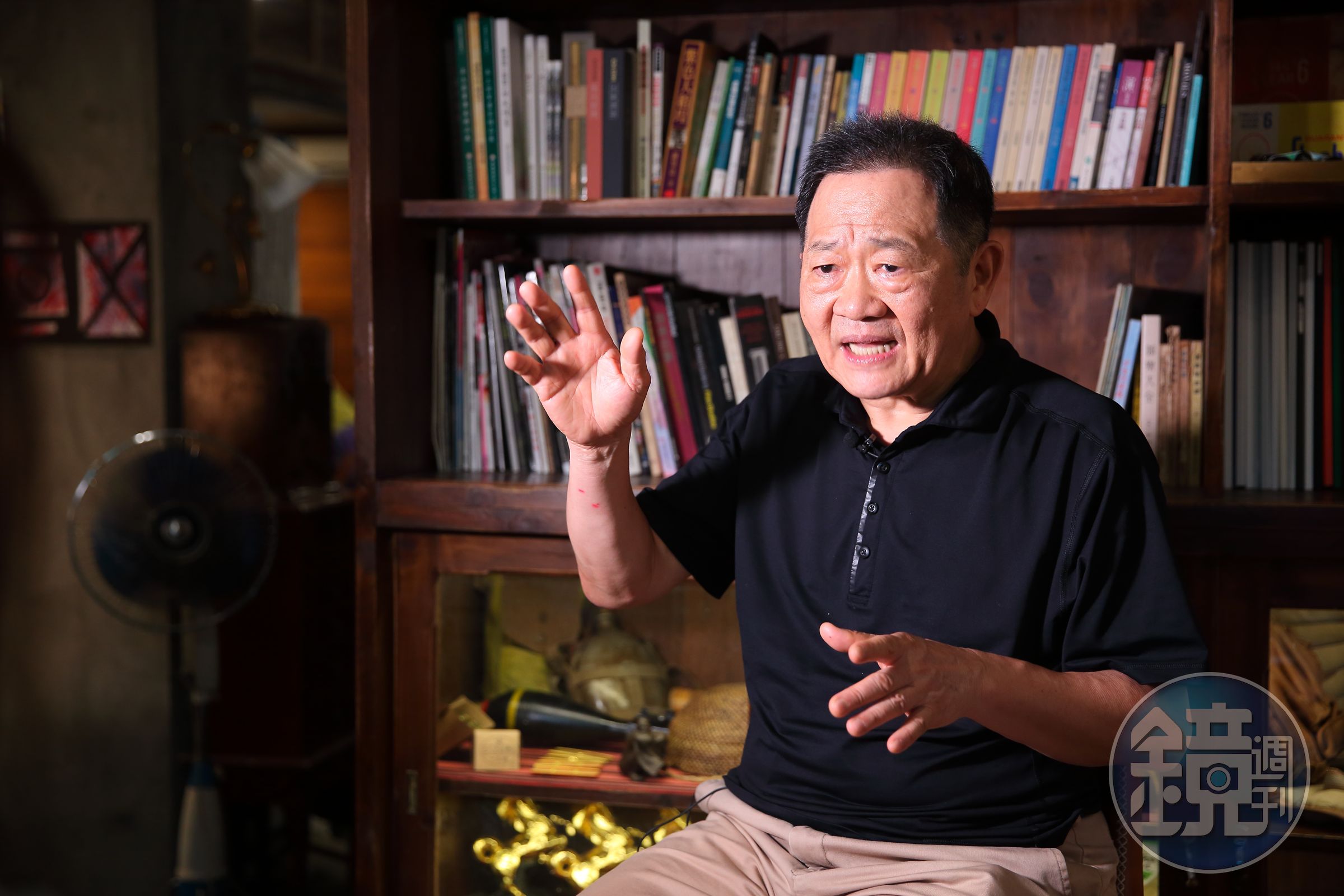 曾擔任李錫錕粉專的小編昨日在PTT爆料，粉專團隊早在5月31日解散，但至今仍未收到60萬薪資。