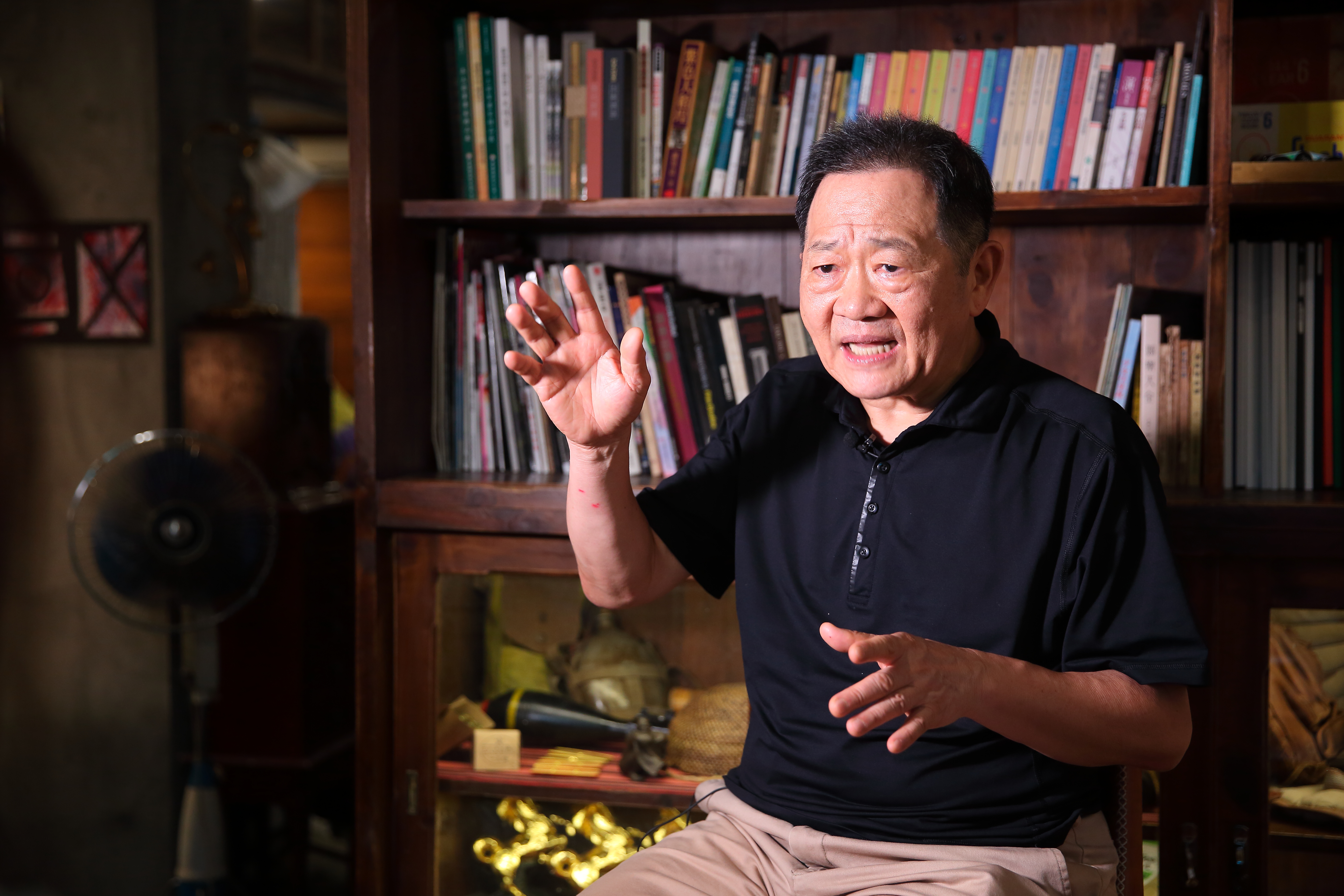 曾擔任李錫錕粉專的小編昨日在PTT爆料，粉專團隊早在5月31日解散，但至今仍未收到60萬薪資。