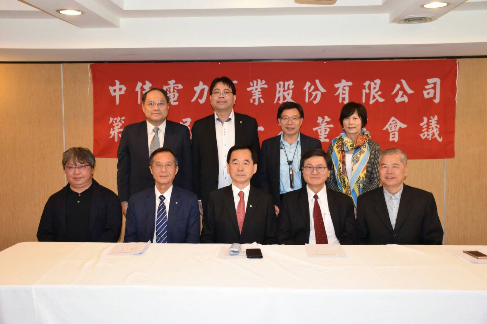 王應傑（前排左3）運用人脈，找來地產業界、能源領域好友共同出資蓋電廠。（王應傑提供）