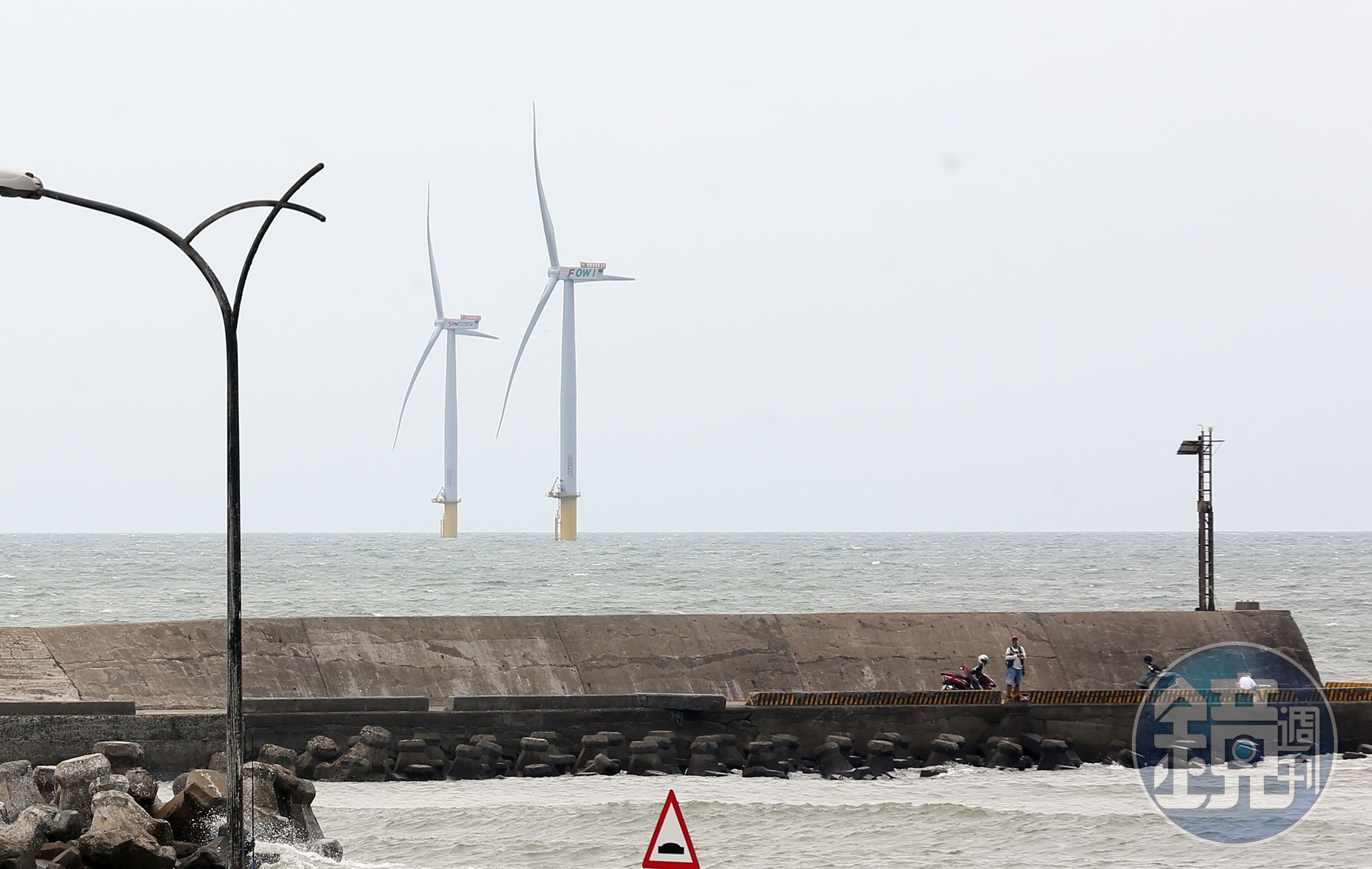 政府全力打造離岸風電產業，為鼓勵綠能發電，還鬆綁民間籌設電廠的標準。 