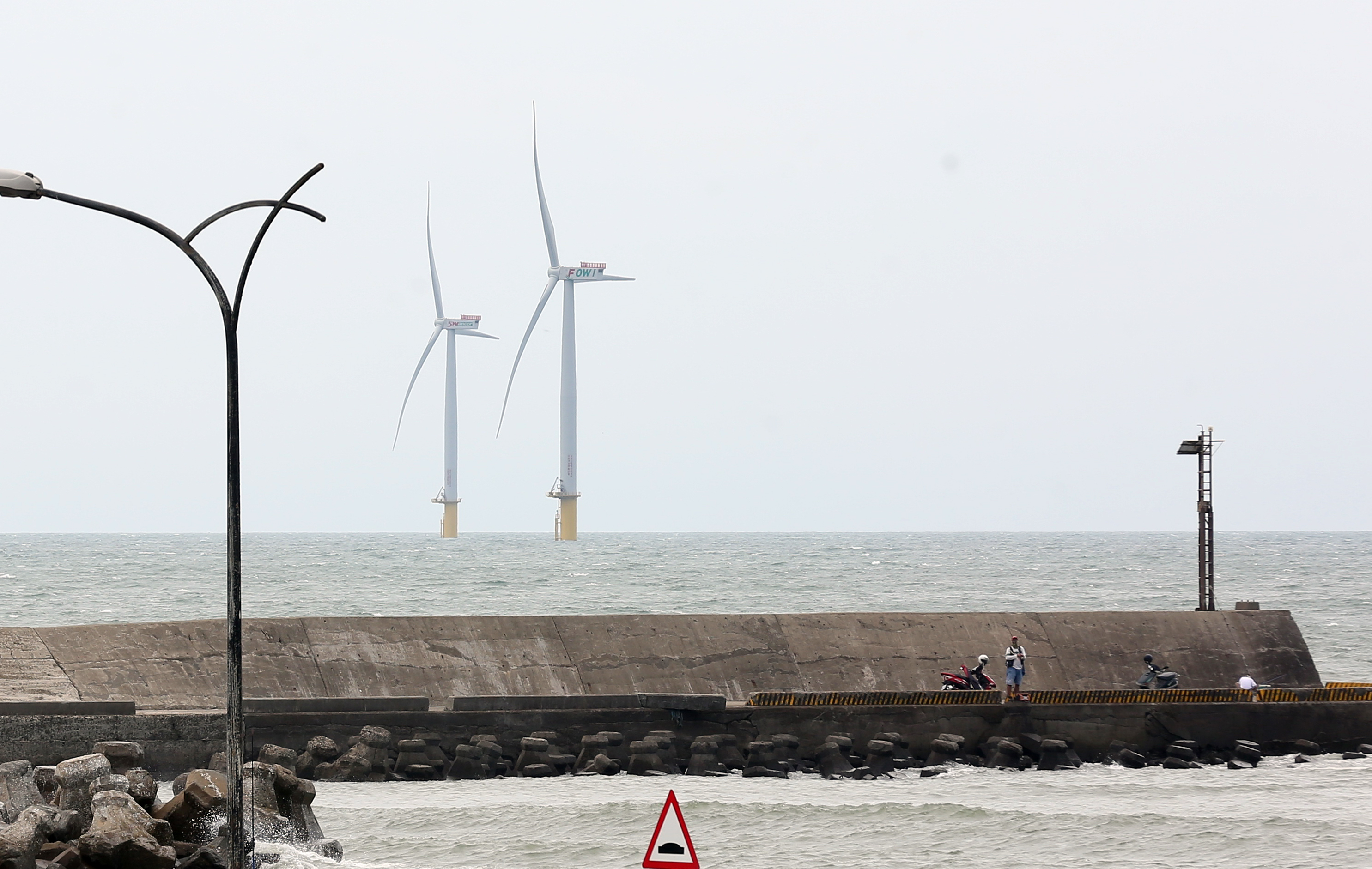 政府全力打造離岸風電產業，為鼓勵綠能發電，還鬆綁民間籌設電廠的標準。 
