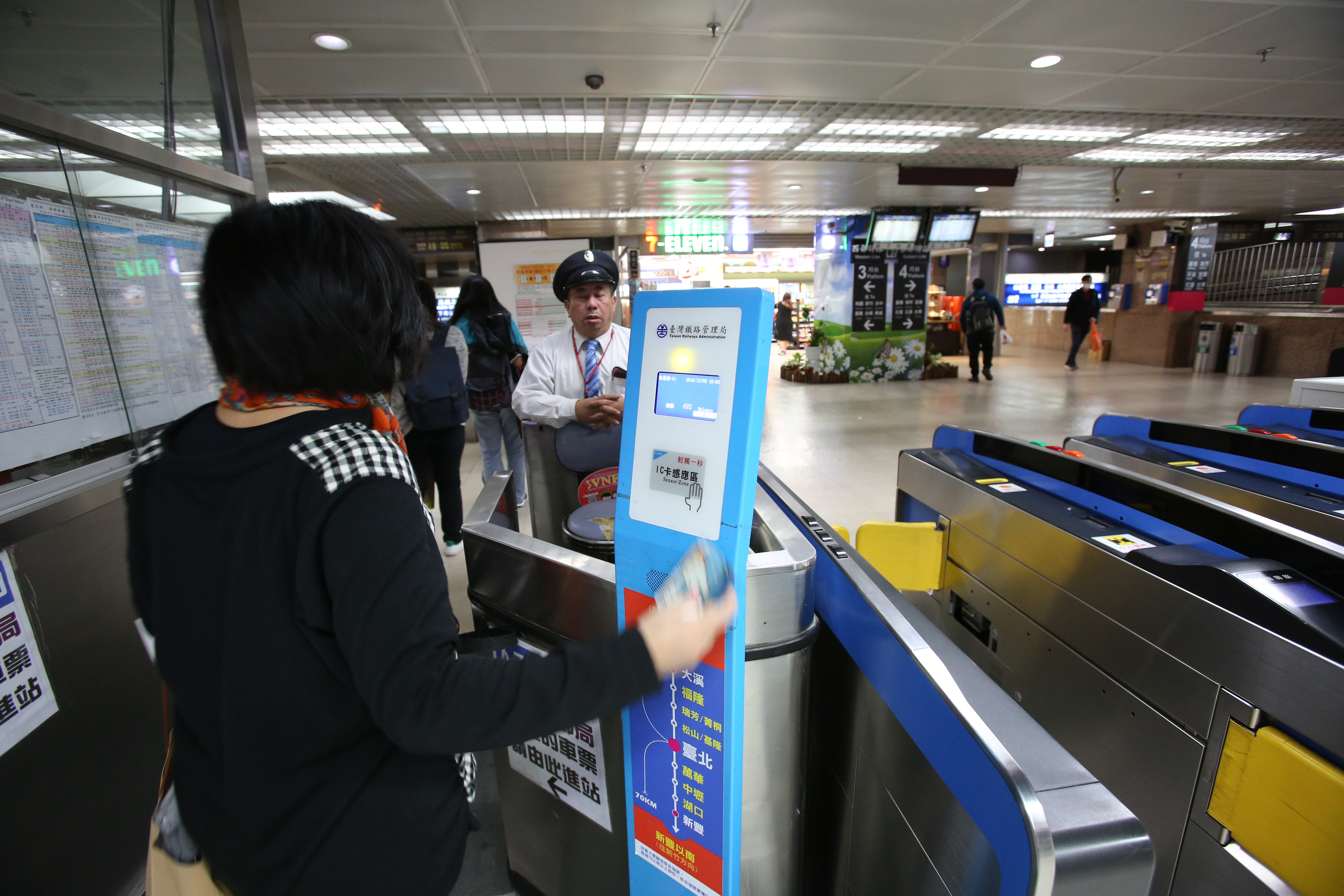 今中午11點36分，台鐵平溪支線十分站通報列車出軌，所幸並無造成人員傷亡。圖為台鐵台北車站刷票閘道口。