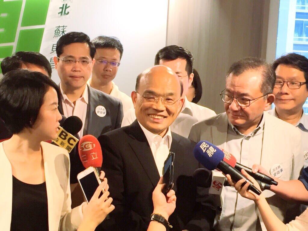民進黨新北市長參選人蘇貞昌（右2）今午邀民進黨新北市立委到競選辦公室便當會。（蘇貞昌競選辦公室提供）