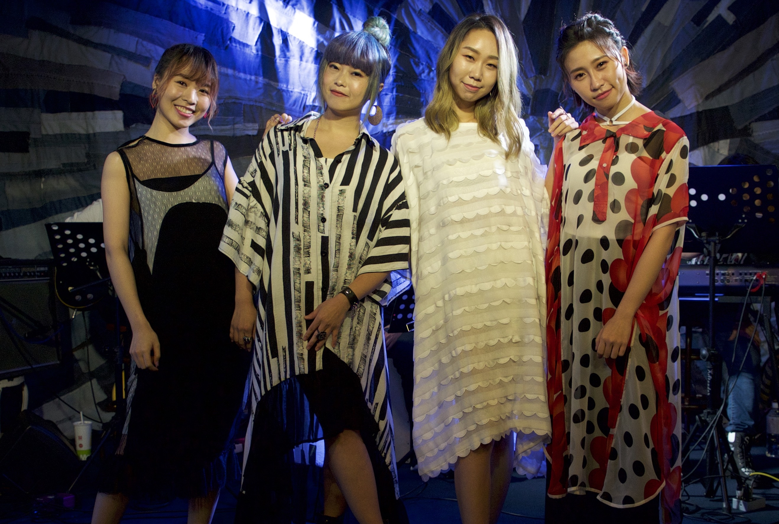 微甜女孩與顏力妃（左2）齊開唱，展現多國語言歌唱實力。（絕頂創意提供）