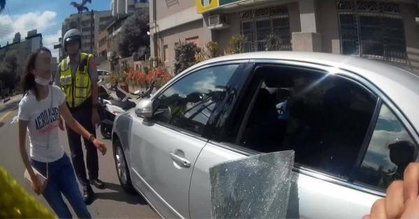 員警瞬間擊破車窗，將整片玻璃完整勾除取下。（警方提供）