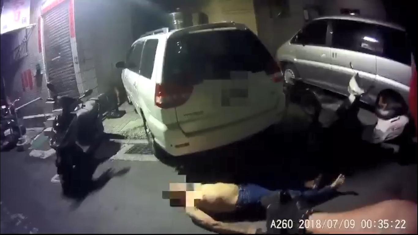 陳嫌拒捕砍警，被警方開槍制伏。（翻攝畫面）