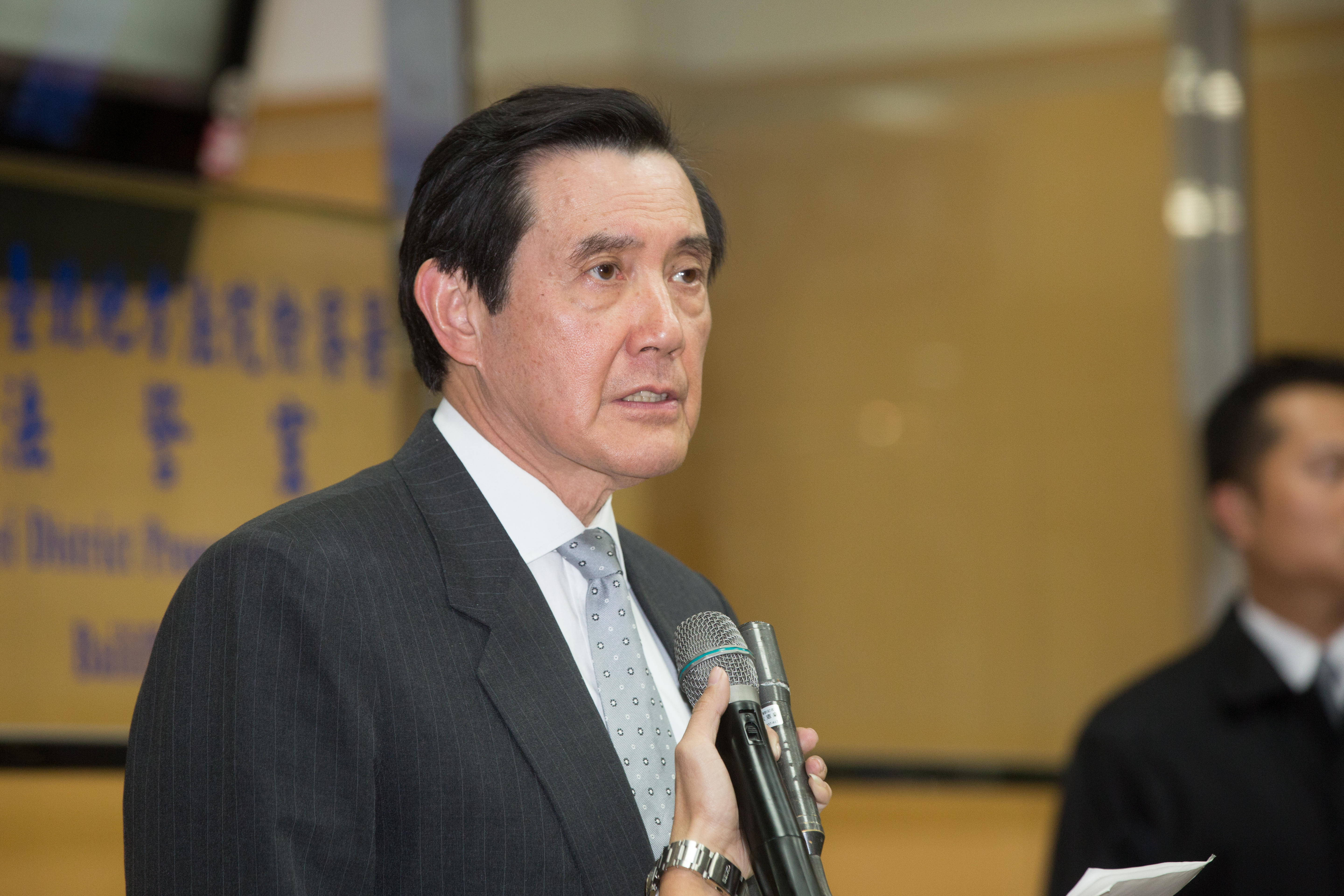 馬英九涉及主導三中黨產交易案,還決定回饋前中時集團負責人余建新4.8億元,遭依背信罪嫌起訴。