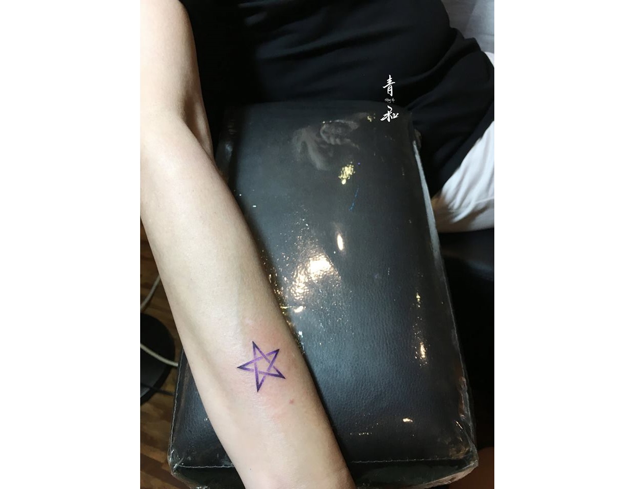 60 歲的媽媽吵著要兒子帶她來刺青。（李小巨提供）