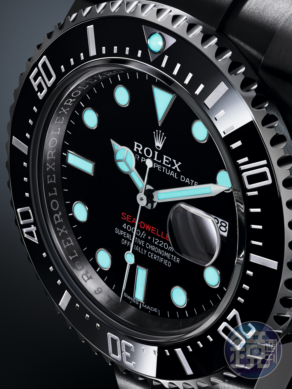 勞力士的Sea-Dweller Ref.126600，採用少見的淡藍色夜光塗料，在水下的能見度更高。