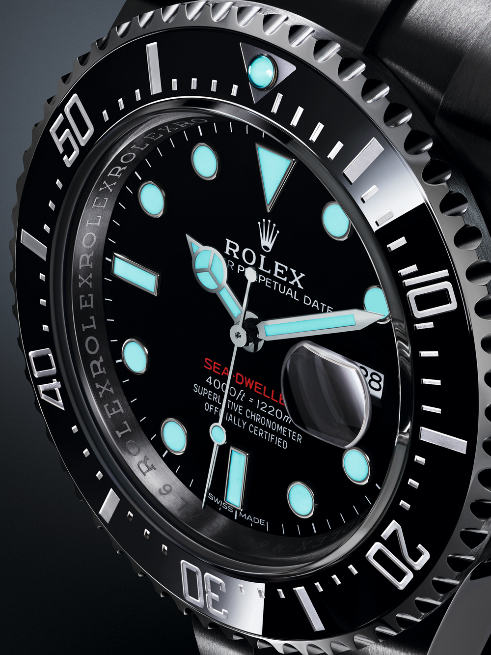 勞力士的Sea-Dweller Ref.126600，採用少見的淡藍色夜光塗料，在水下的能見度更高。