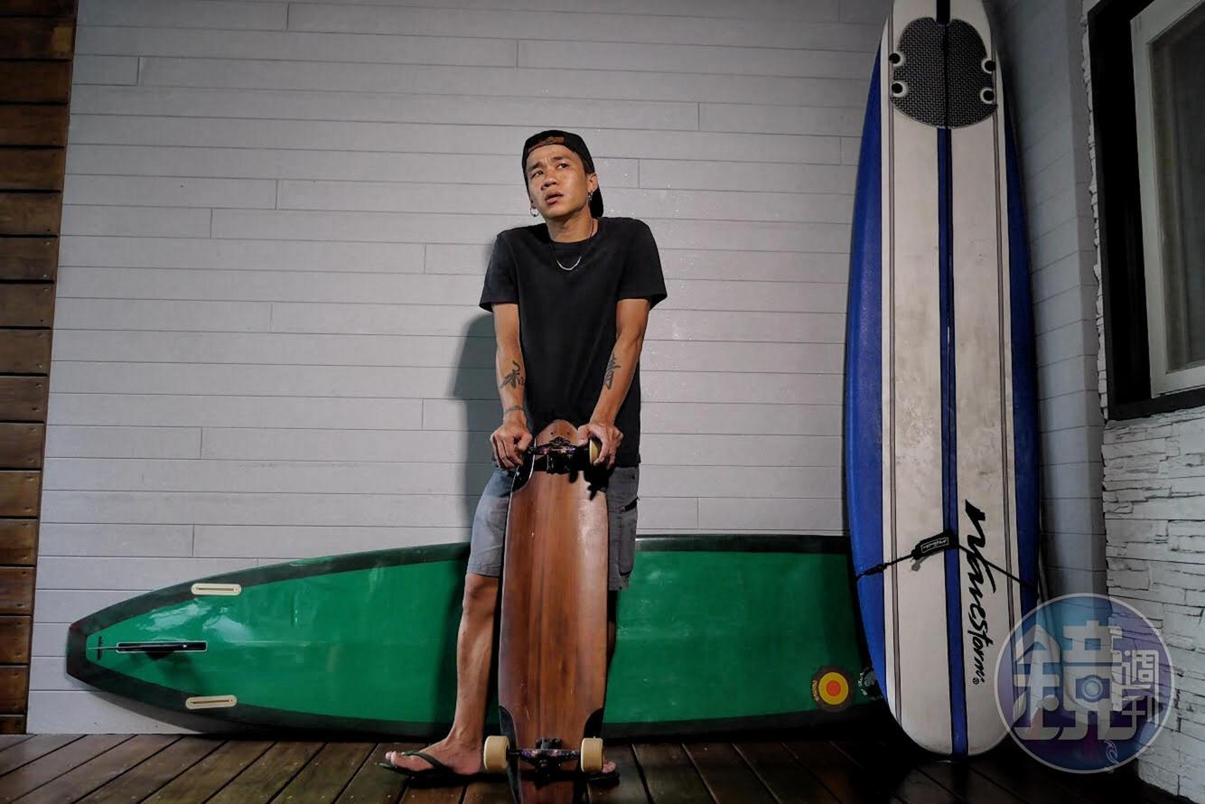 李小巨，刺青工作者，芳齡 31 的老屁孩。