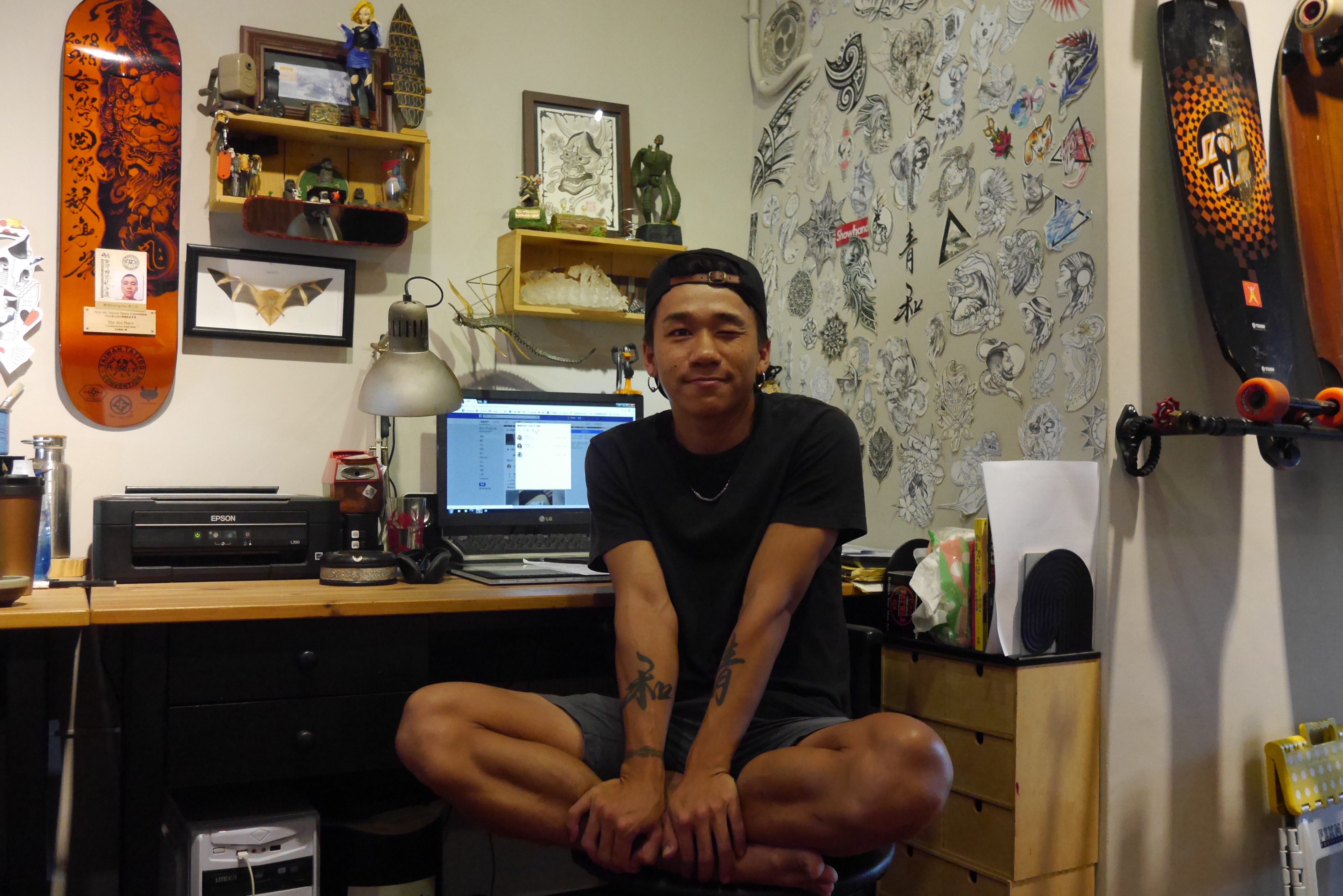 做刺青 8 年了，李小巨的身上總共只有 2 組刺青，一是大學時期刺的海浪手環，另外就是小手臂上的「青和」二字。