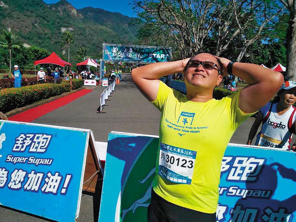 江宇倫有健身習慣，也熱愛運動，雖然身材不高卻很壯碩。圖為江宇倫參加路跑運動。（翻攝自江宇倫臉書）
