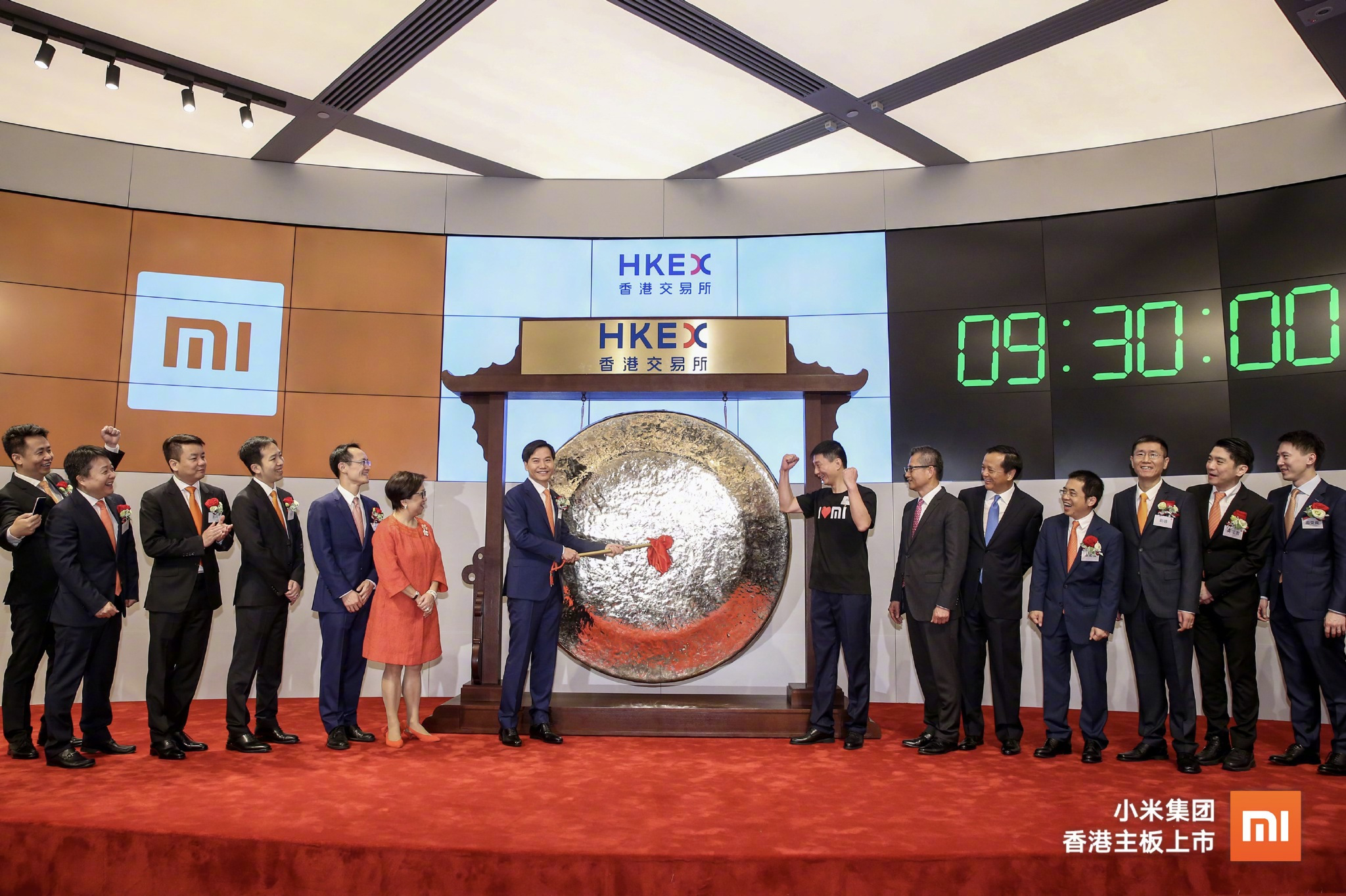 小米集團今天掛牌表現不理想，創辦人雷軍一度哽咽。（翻攝自小米公司微博）