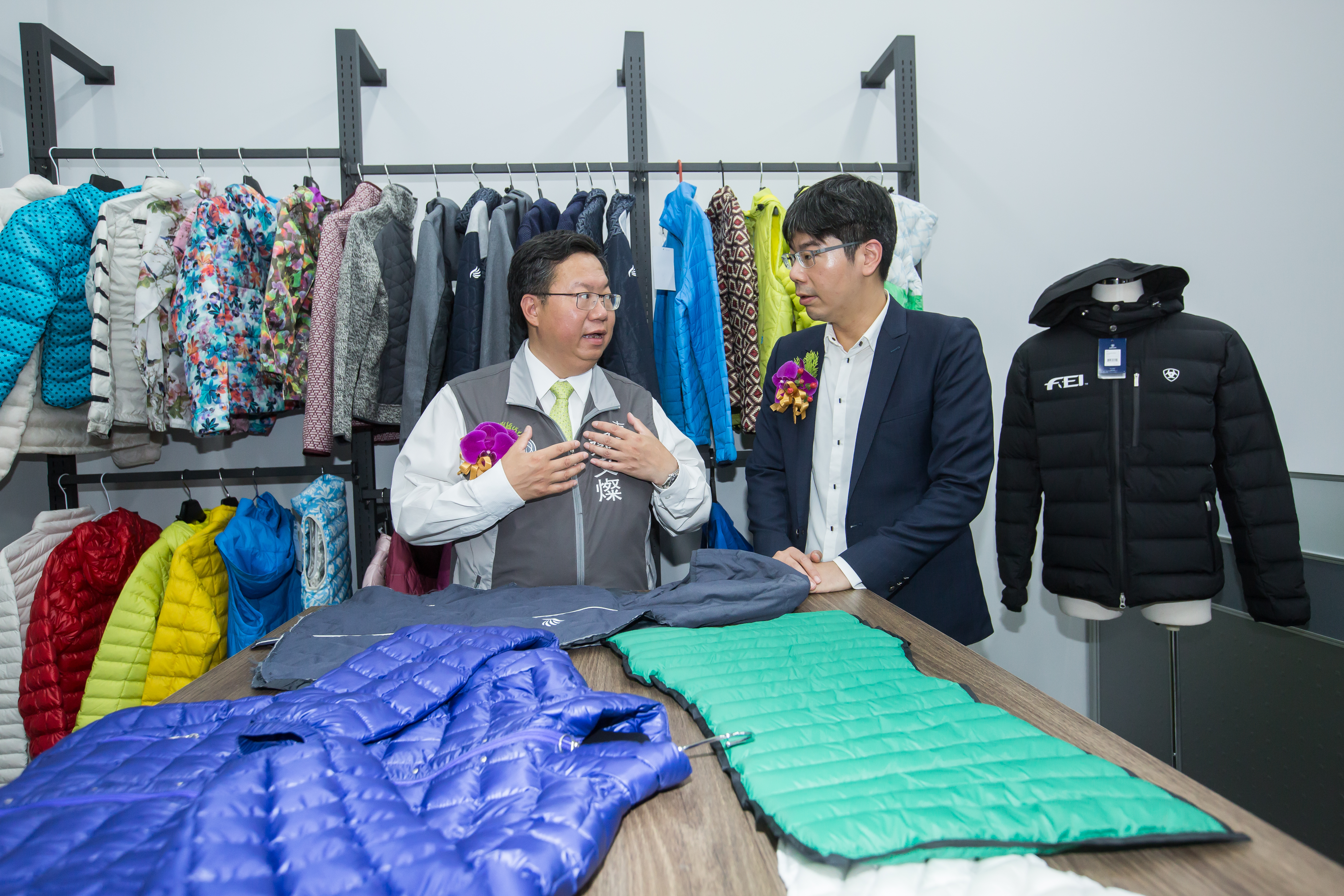 光隆集團在中壢成立研發暨物流中心，市長鄭文燦（左）與董事長詹賀博（右）出席啟用典禮。成衣代工佔光隆集團營收比重約4成，圖為研發樣品中心。