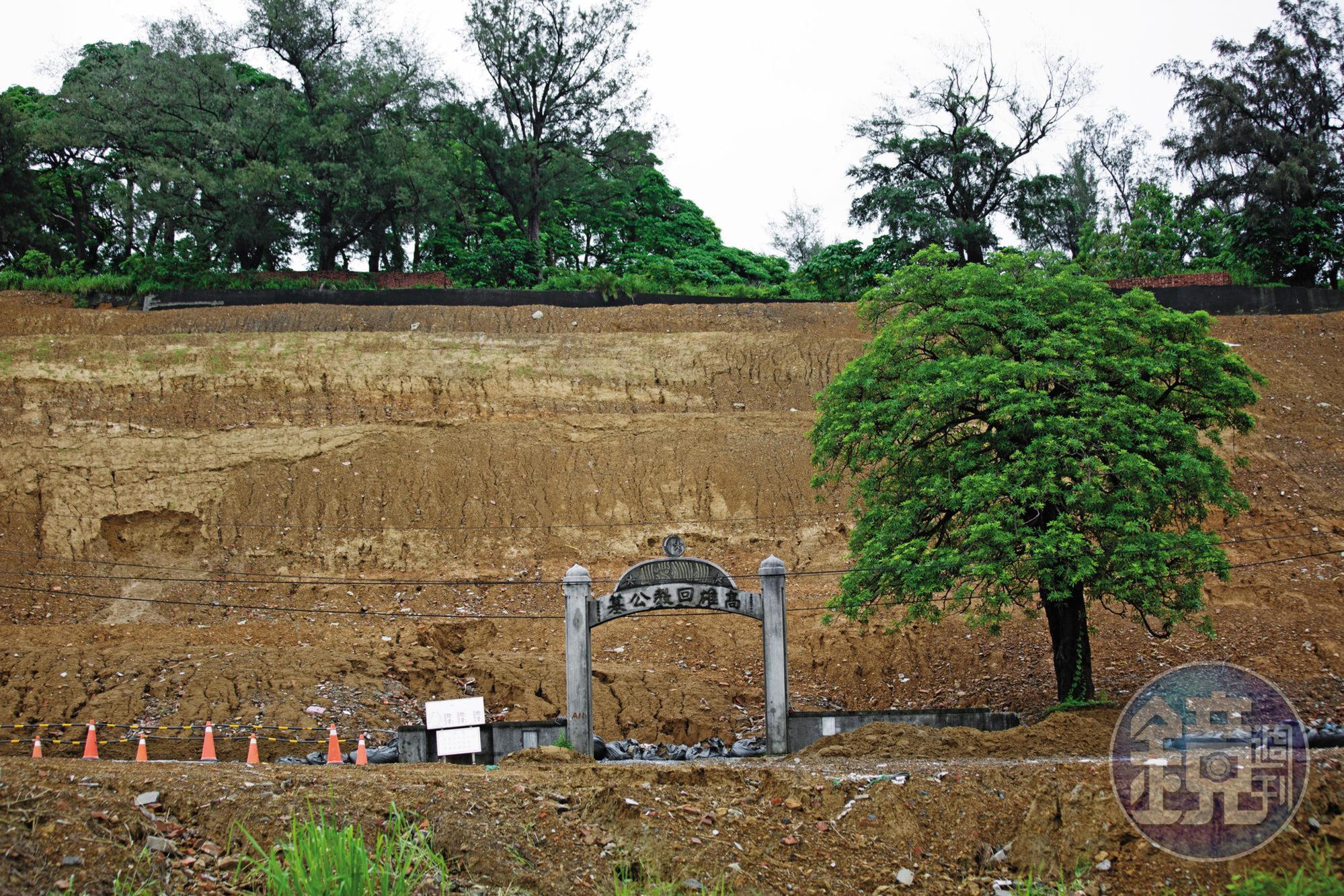 玫瑰園萬姓業者指控，連日強降雨，上方遷葬工程土石流傾瀉而下，造成園區遭土石流覆蓋，高檔鋼琴靈堂全都毀於一旦。