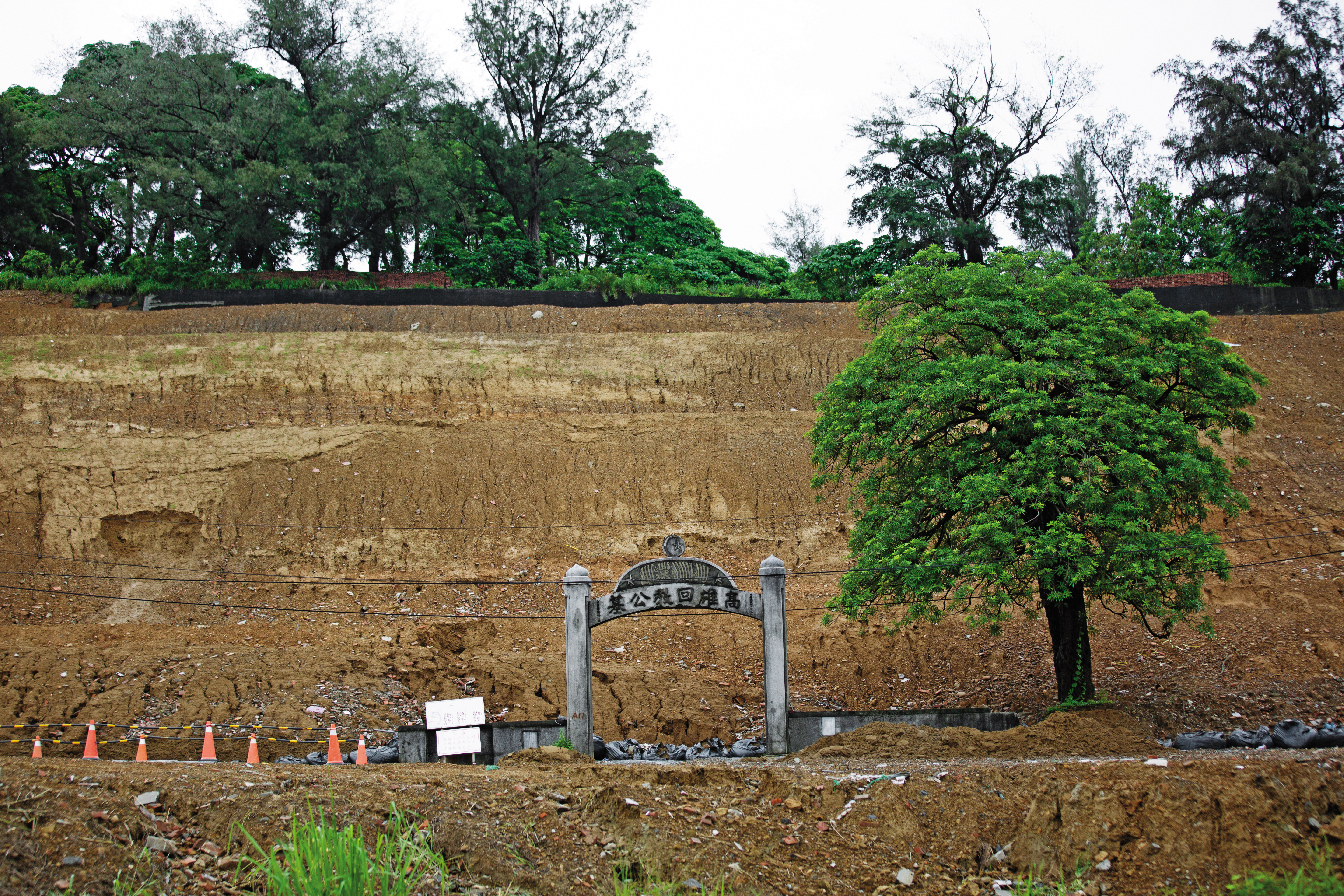 玫瑰園萬姓業者指控，連日強降雨，上方遷葬工程土石流傾瀉而下，造成園區遭土石流覆蓋，高檔鋼琴靈堂全都毀於一旦。