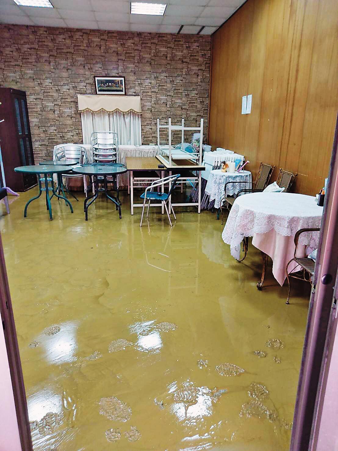 位於覆鼎金公墓旁的玫瑰園遭土石流侵襲，靈堂裡頭器具擺設全都泡在黃泥中，業者控訴遷葬工程有瑕疵，才會爆發土石流。